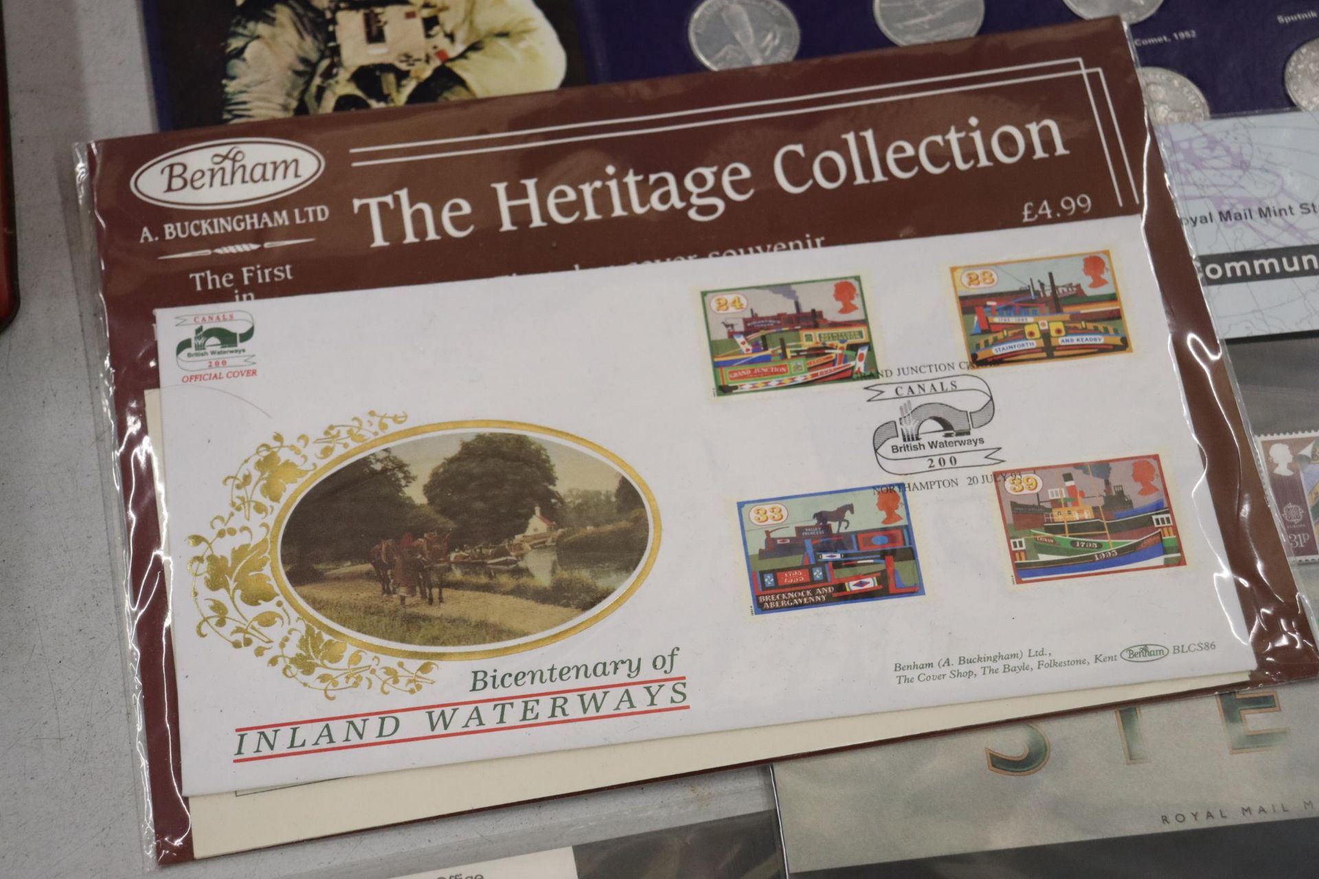 A COLLECTION OF STAMPS, COINS, A PIN AND A PAPERWEIGHT TO INCLUDE 25TH ANNIVERSERY COINS OF QUEEN - Image 10 of 11