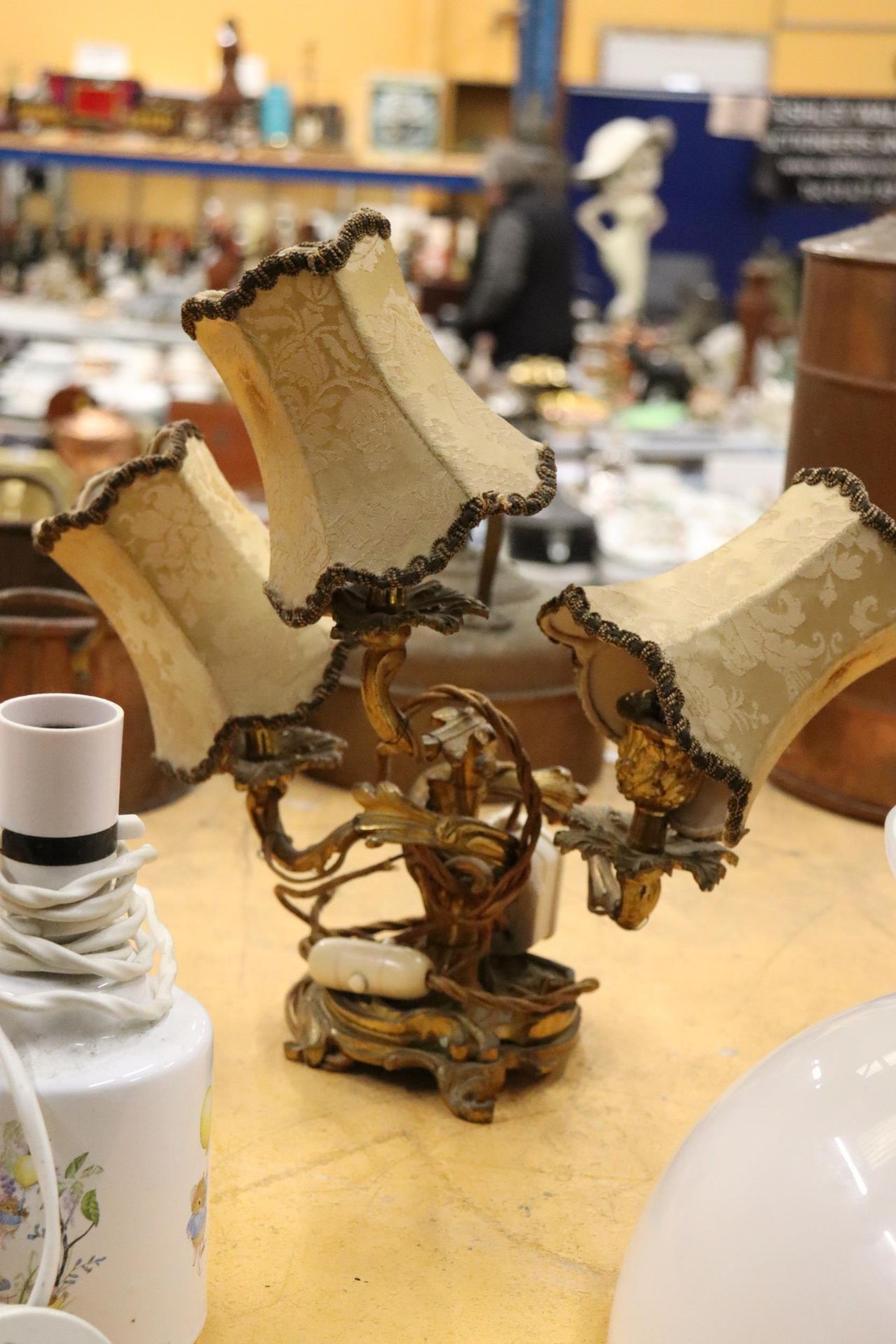 A MIXED LOT LAMPS TO INCLUDE A ONYX BASE, ALABASRER ETC - Image 11 of 12