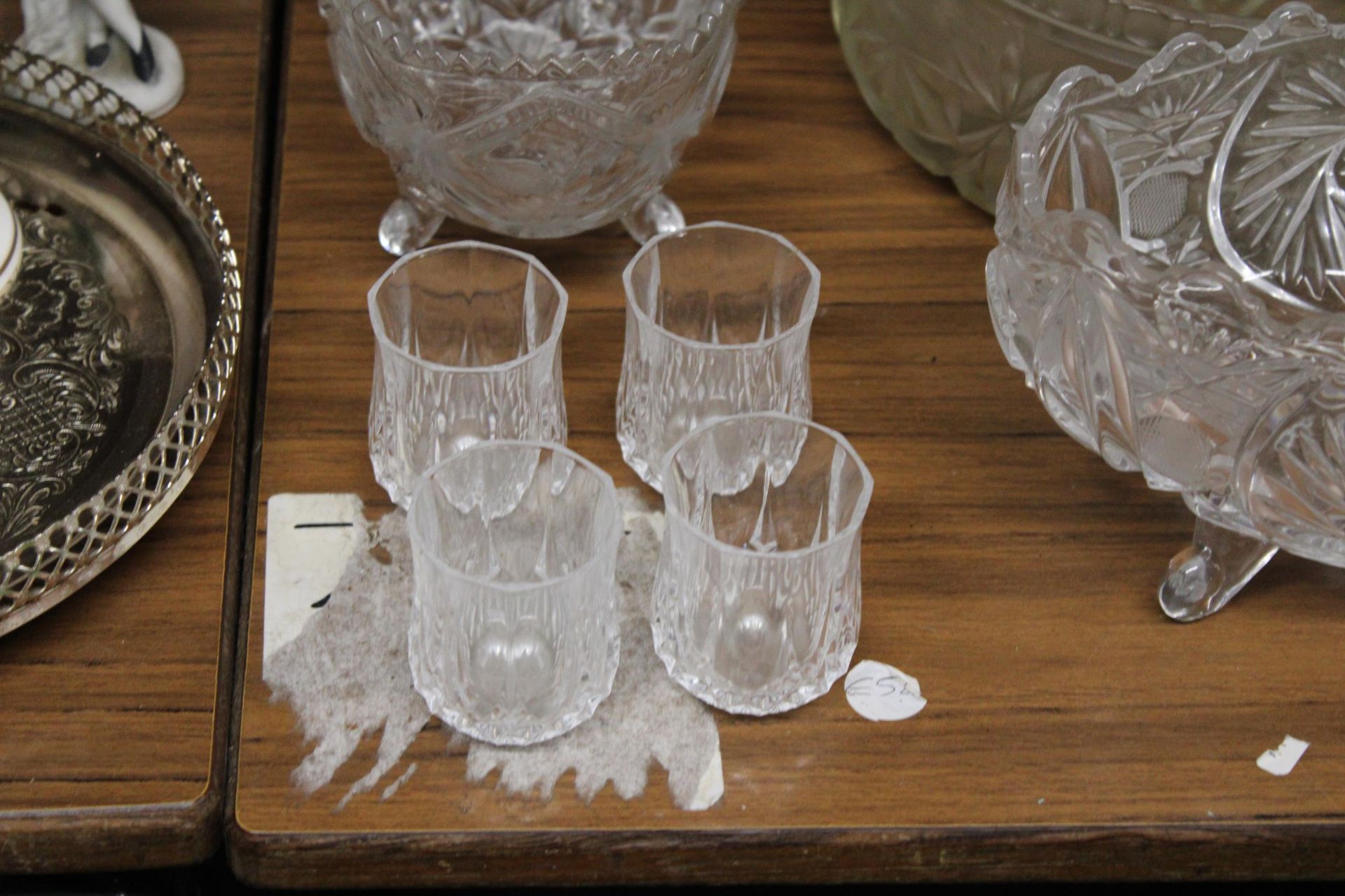 A QUANTITY OF GLASSWARE TO INCLUDE DECANTERS, BOWLS, BELLS, GLASSES, ETC - Image 2 of 3