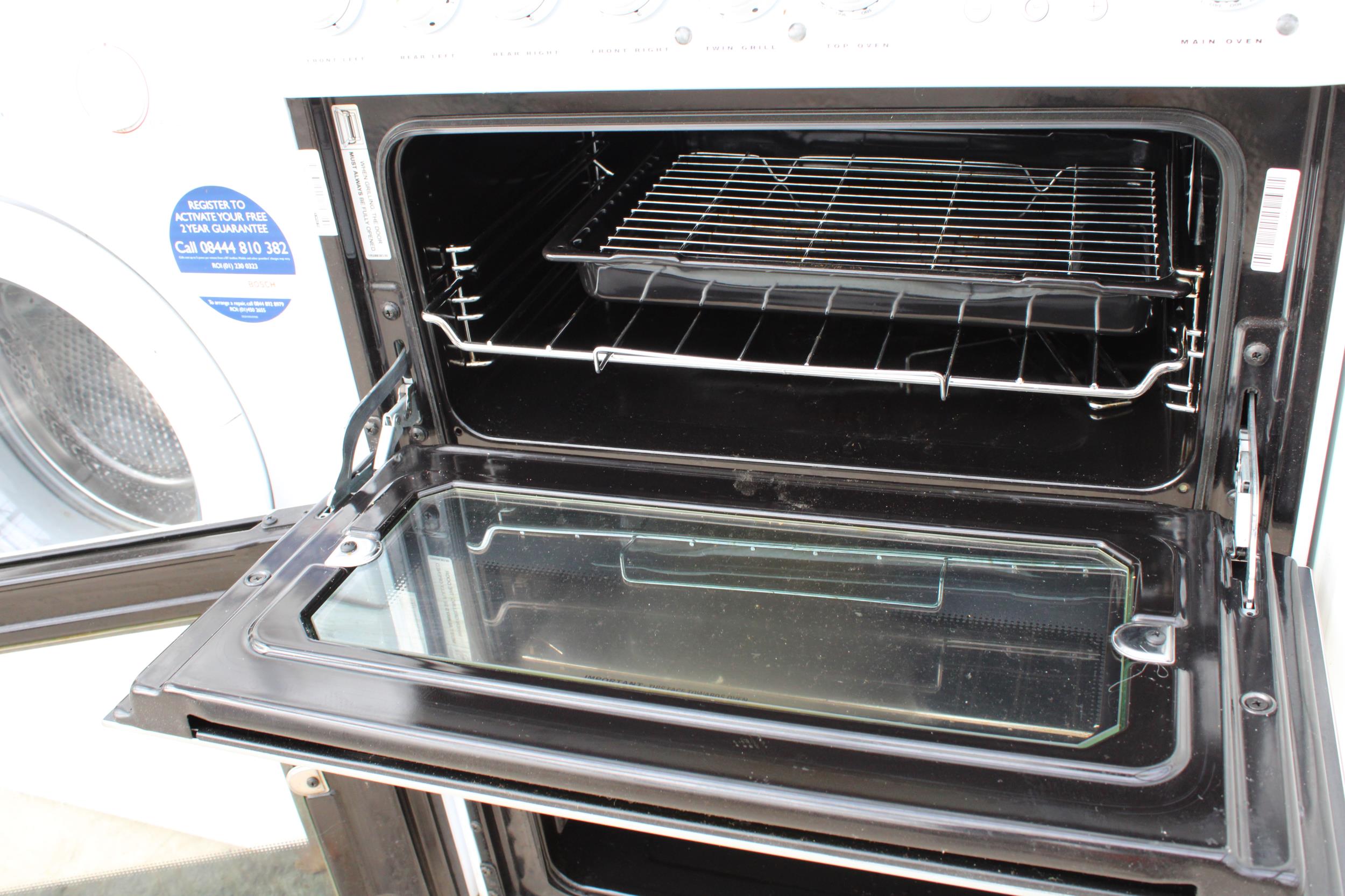 A BLACK AND WHITE HOTPOINT ELECTRIC OVEN AND HOB - Image 4 of 4