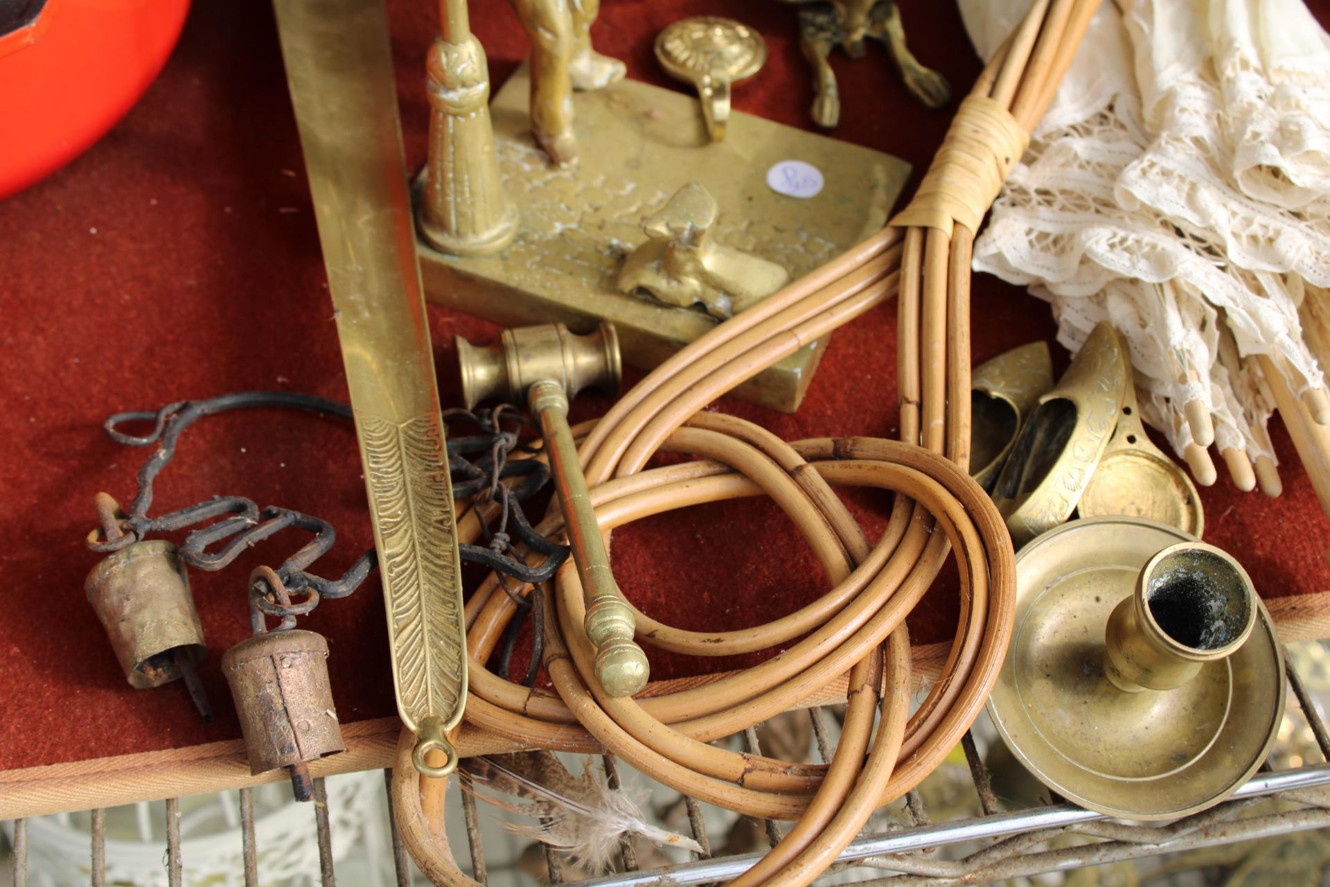 AN ASSORTMENT OF VINTAGE ITEMS TO INCLUDE A BROLLY, A CARPET BEATER AND BRASS WARE ETC - Image 3 of 3