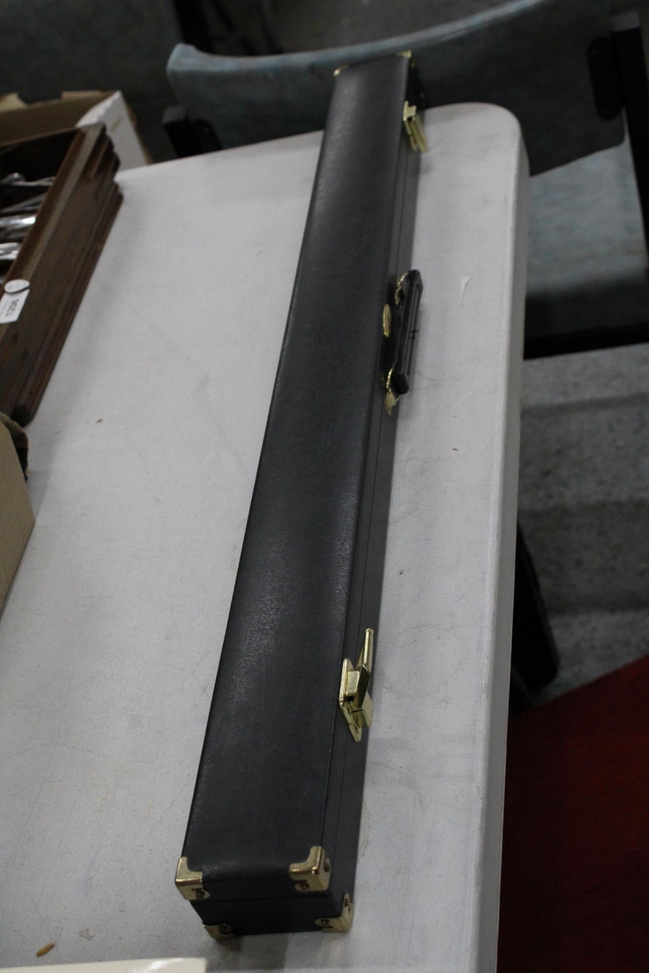 A DECORATIVE POOL CUE IN A HARD CASE - Image 2 of 5