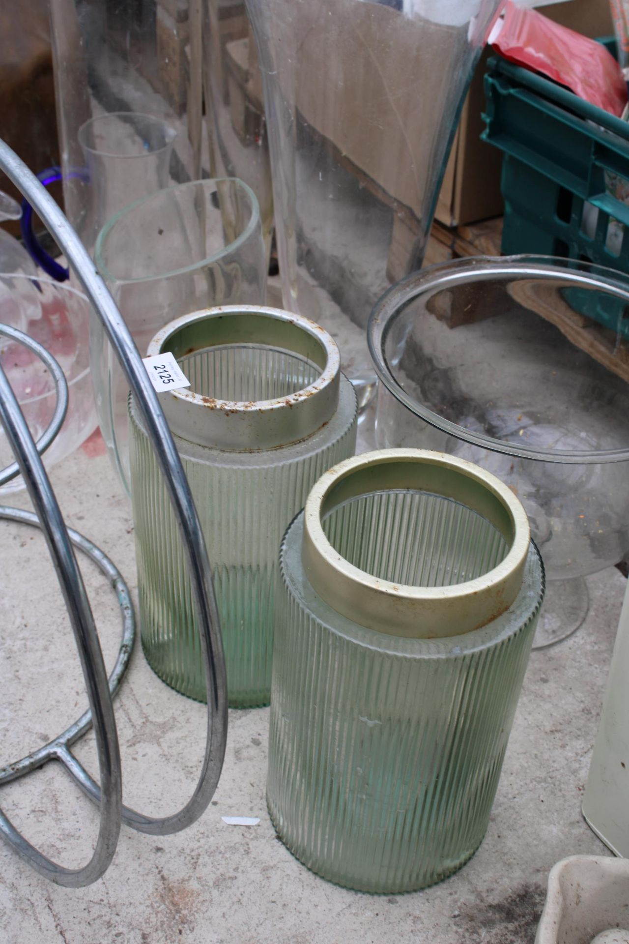 AN ASSORTMENT OF GLASS VASES AND A METAL STAND - Image 4 of 4