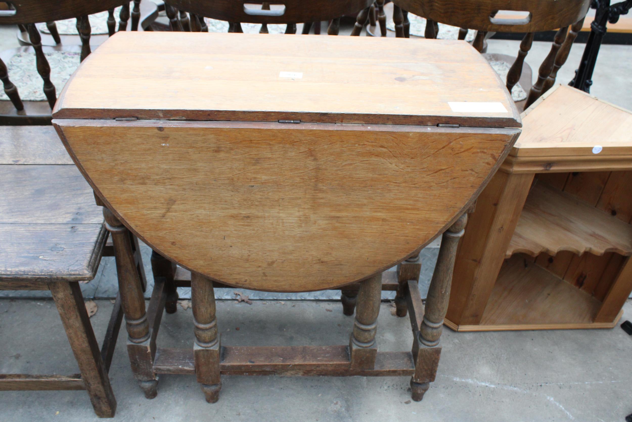 A MID 20TH CENTURY OAK GATELEG TABLE ON TURNED LEGS 40" X 30" OPENED