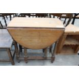 A MID 20TH CENTURY OAK GATELEG TABLE ON TURNED LEGS 40" X 30" OPENED