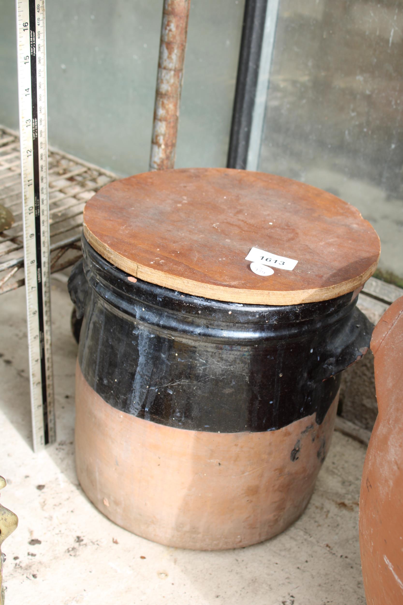 A LIDDED TERRACOTTA STORAGE POT