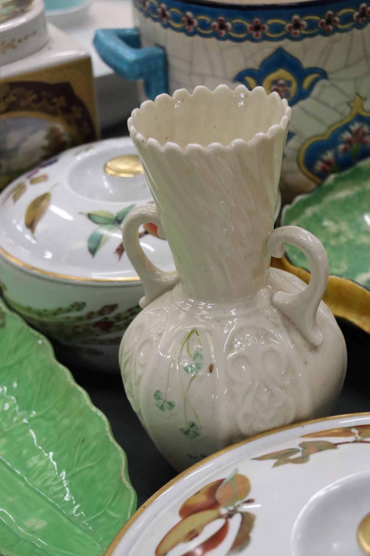 A QUANTITY OF COLLECTABLE CERAMICS TO INCLUDE ROYAL WORCESTER EVESHAM, CARLTONWARE, BELLEEK, BEATRIX - Image 9 of 15