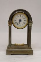 A VINTAGE BRASS EFFECT FRENCH STYLE MANTEL CLOCK WITH COLUMN DETAIL