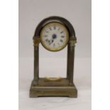 A VINTAGE BRASS EFFECT FRENCH STYLE MANTEL CLOCK WITH COLUMN DETAIL