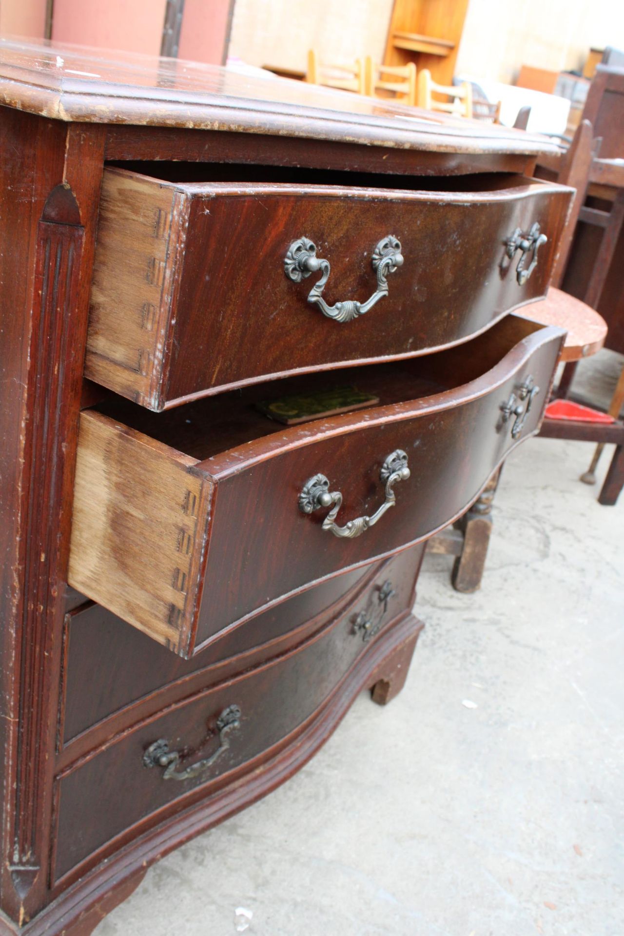 A REPRODUCTION MAHOGANY SERPENTINE CHEST OF FOUR DRAWERS, 28" WIDE - Image 3 of 3