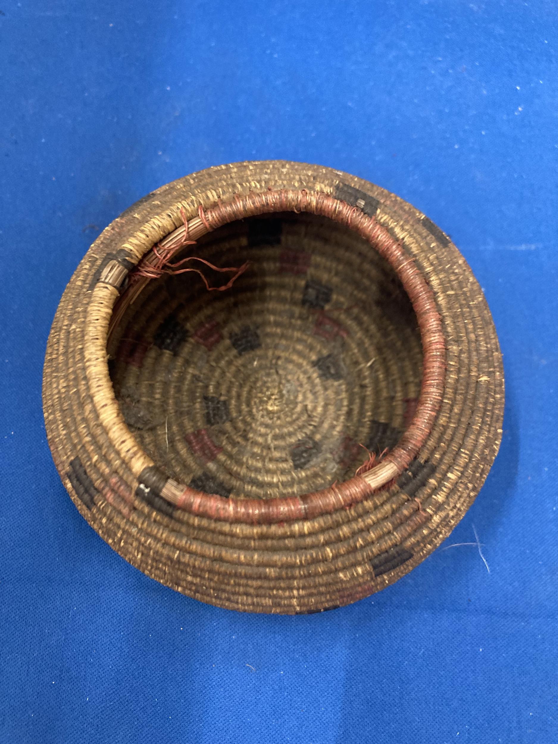 A LATE 19TH/EARLY 20TH CENTURY INDIAN BASKET HEIGHT 6CM - Image 2 of 3