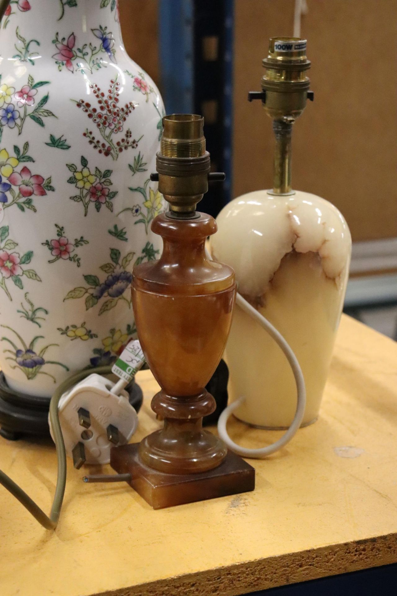 A MIXED LOT LAMPS TO INCLUDE A ONYX BASE, ALABASRER ETC - Image 5 of 12
