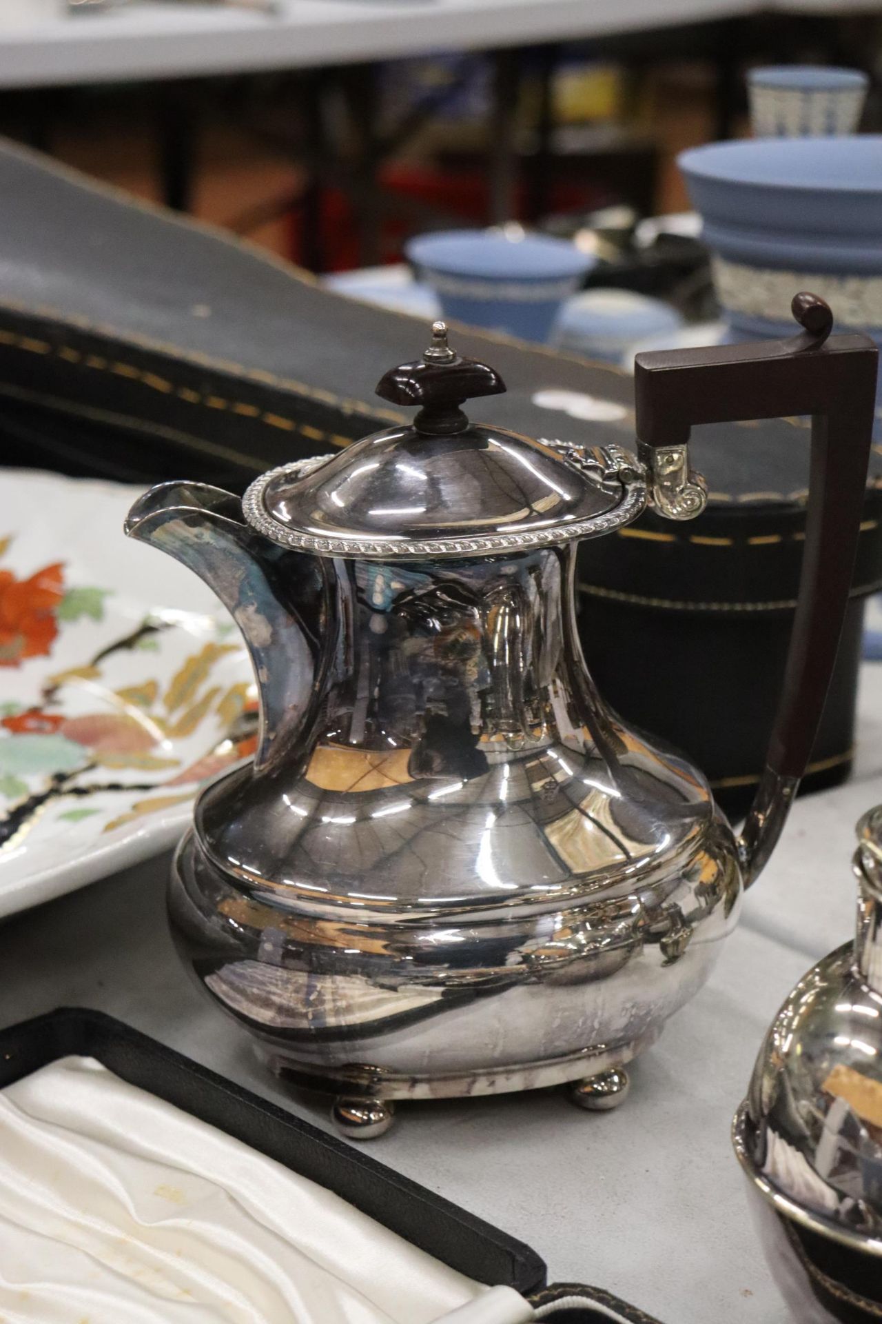 A QUANTITY OF SILVERPLATE TO INCLUDE A COFFEE POT, COFFEE WAMER, SPOONS ETC - Bild 12 aus 12