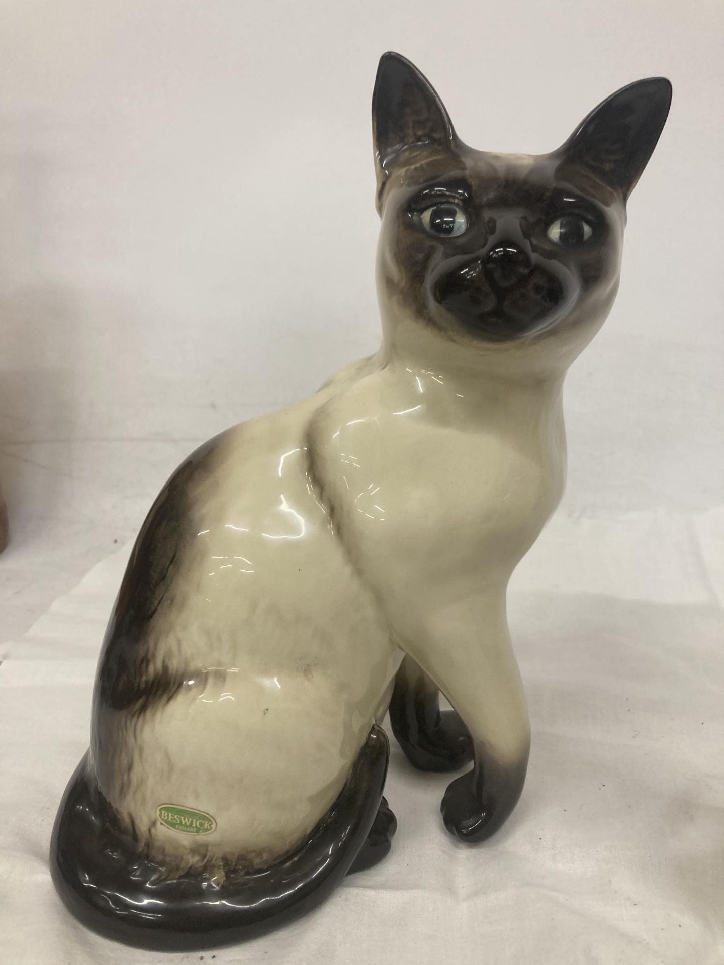 A LARGE BESWICK SIAMESE CAT TOGETHER WITH A WHITE BESWICK CAT 1030 - Image 3 of 5
