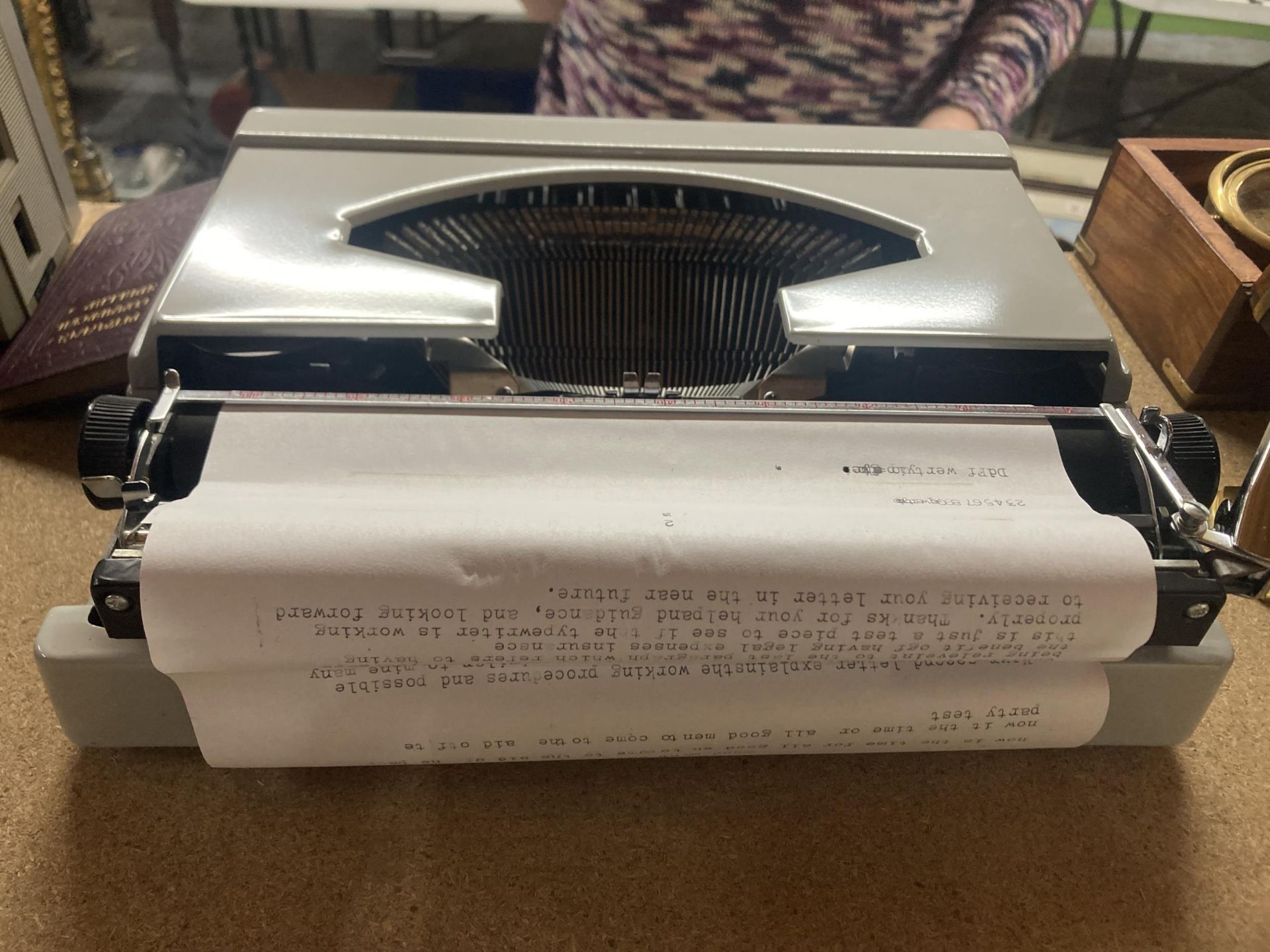 A SILVER-REED SR 100 "EROS" TYPEWRITER WITH OPERATING INSTRUCTION MANUAL PLUS PTMAN'S COMMERCIAL - Image 2 of 4