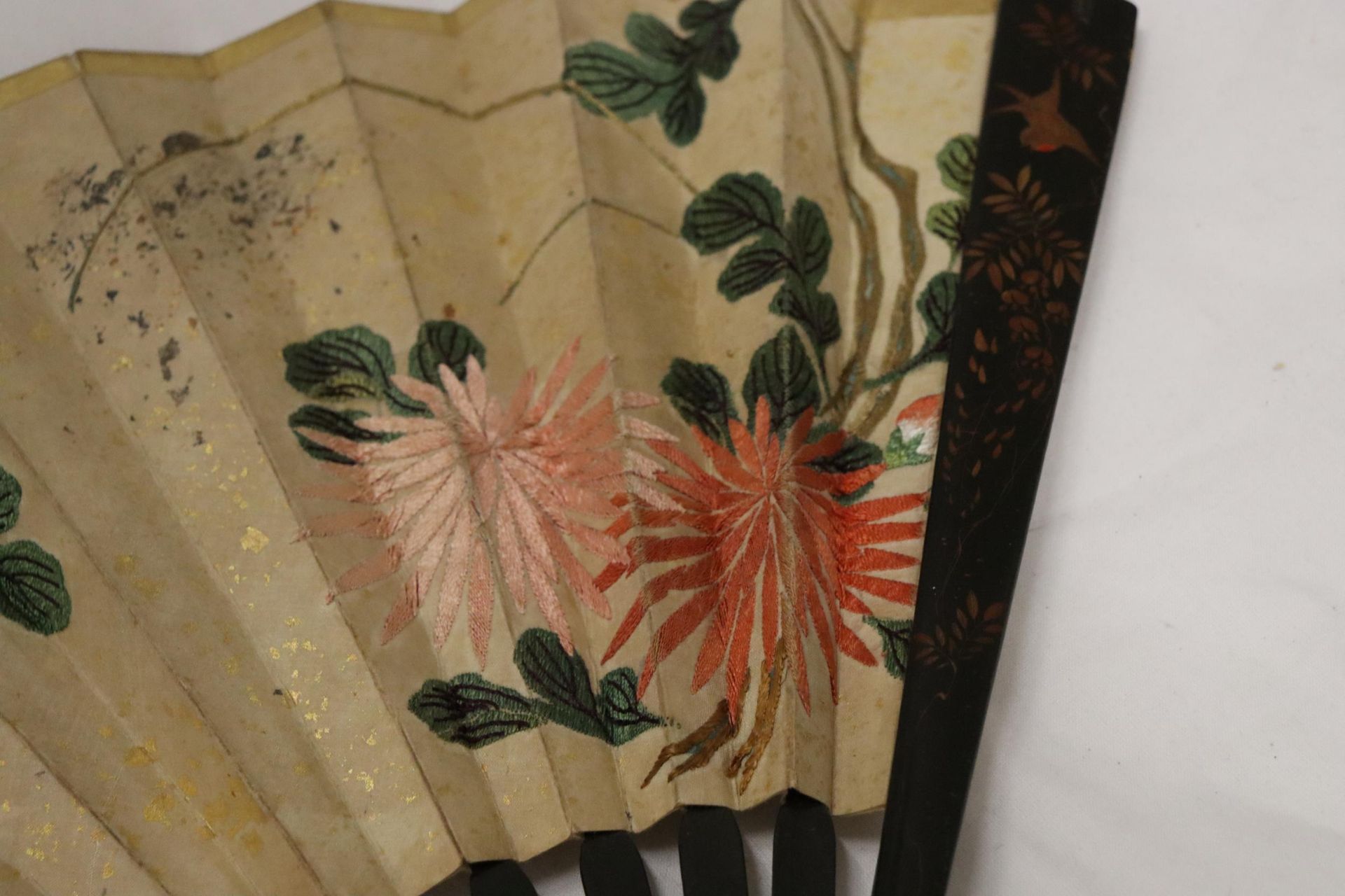 A CHINESE FAN WITH EMBROIDERED FLORAL DECORATION - Image 3 of 6