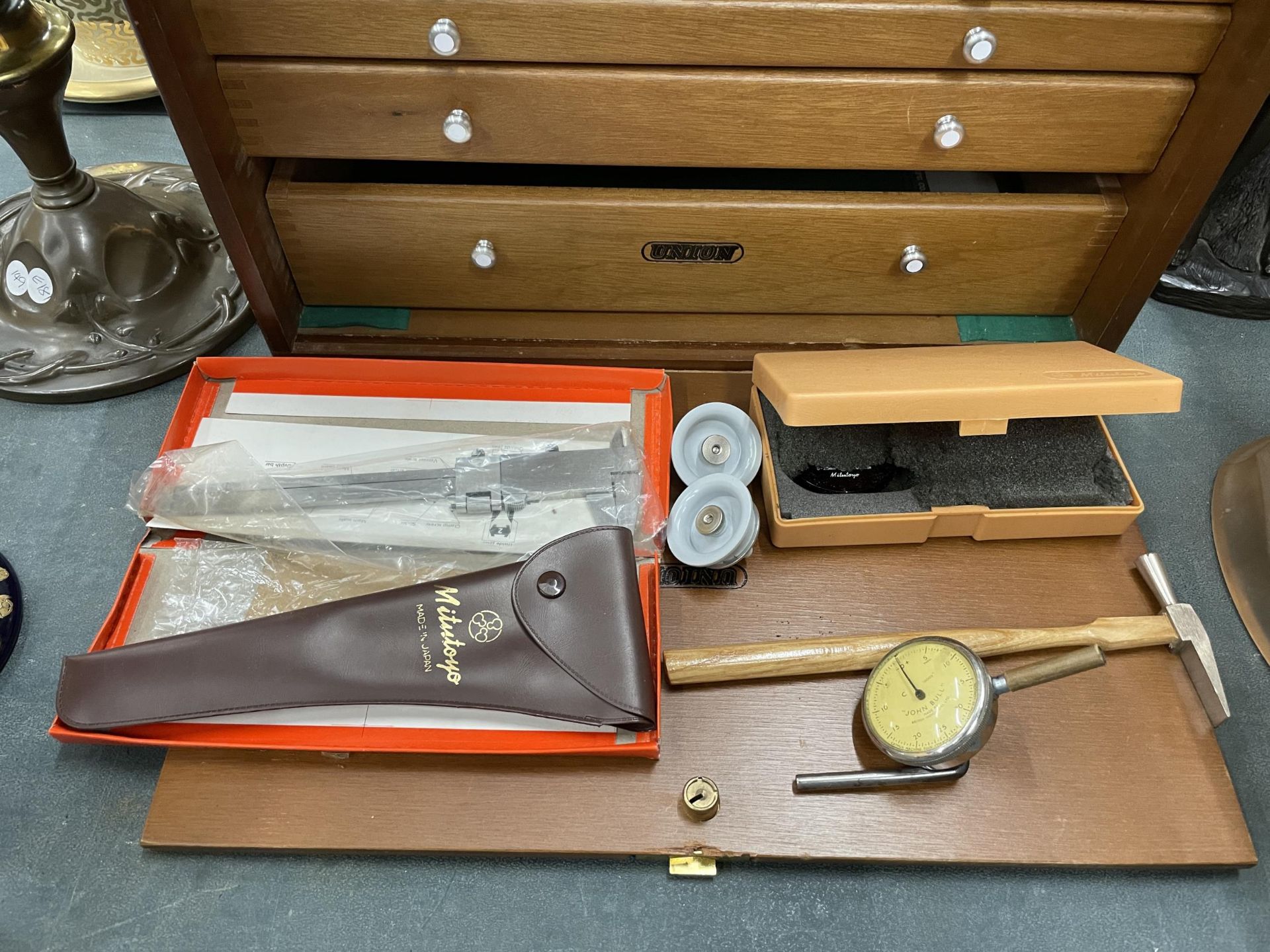 A UNION ENGINEERS CHEST WITH FIVE GRADUATED DRAWERS AND TOOLS TO INCLUDE GAUGES, CALIPERS, HAMMER - Bild 3 aus 6
