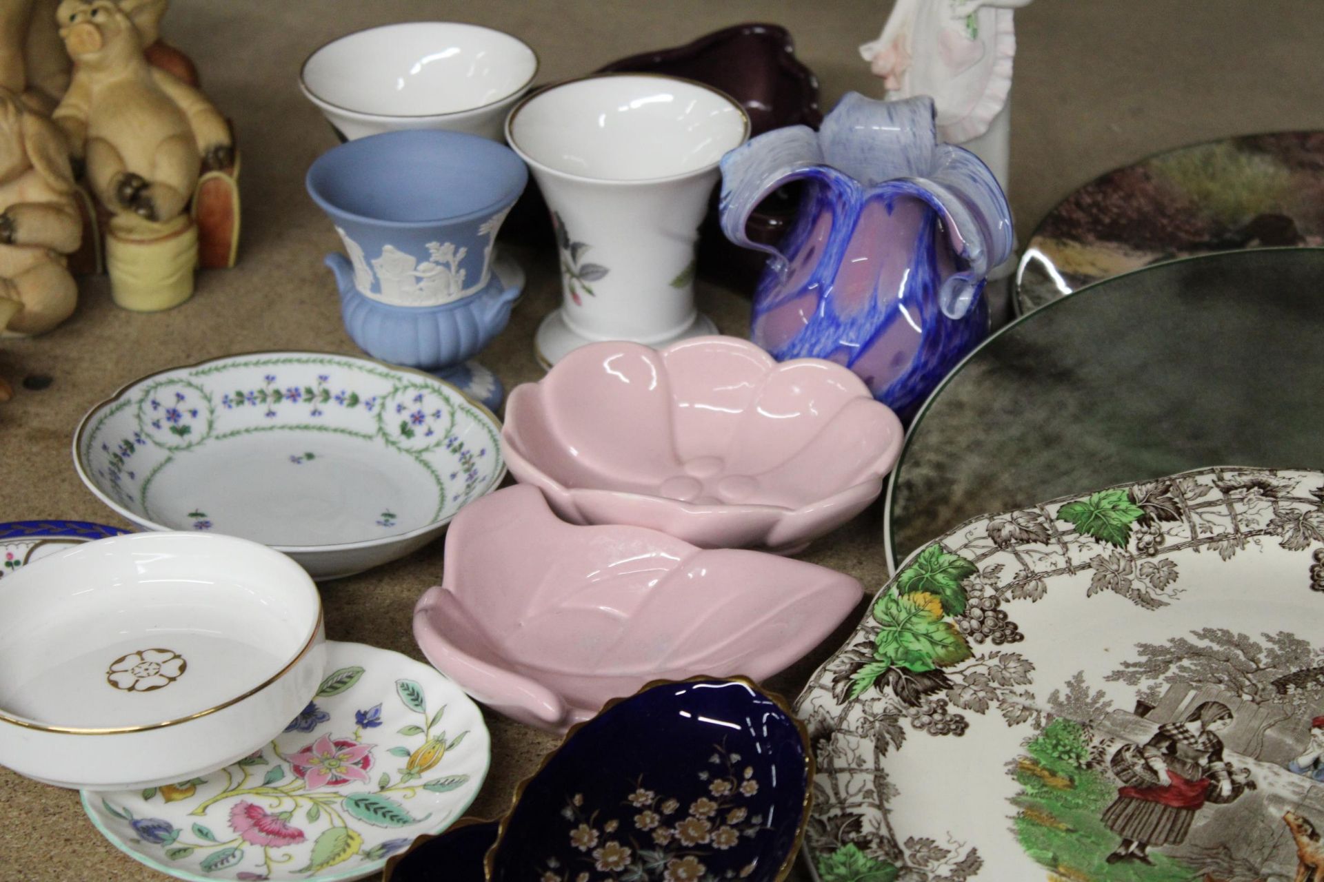 A MIXED LOT OF CERAMICS TO INCLUDE LIMOGES PIN TRAYS, CABINET PLATES, MINTON, WEDGWOOD, ETC - Image 5 of 5