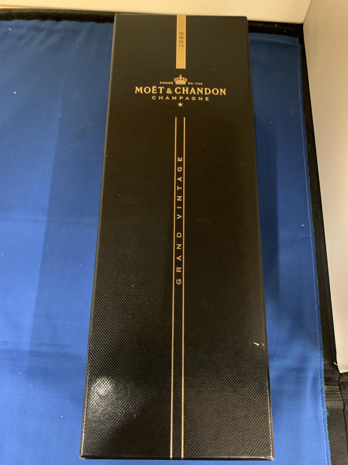 A BOXED BOTTLE OF MOET AND CHANDON GRAND VINTAGE 2000 CHAMPAGNE - Bild 3 aus 3