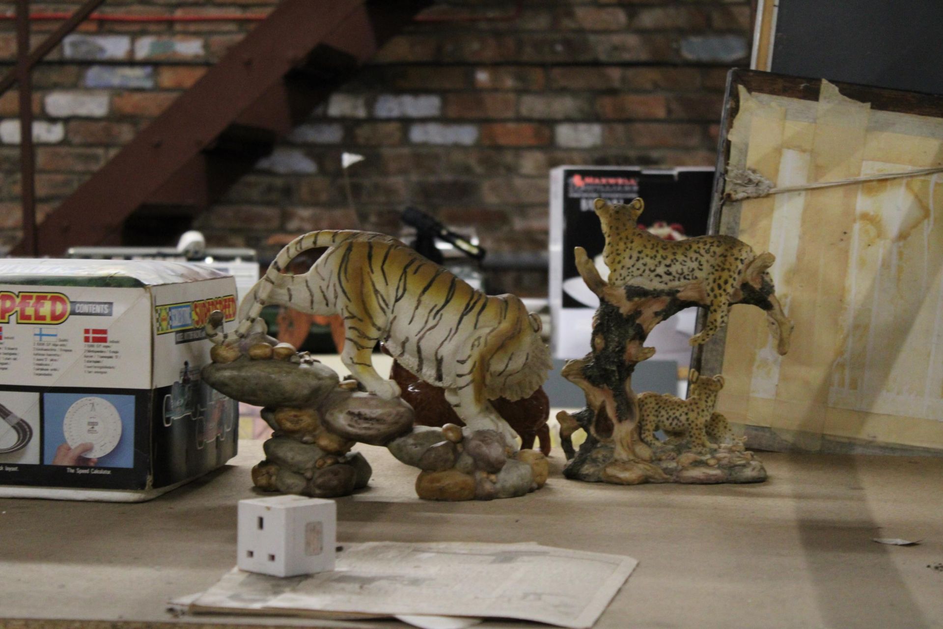 A MIXED LOT OF CERAMICS TO INCLUDE BESWICK CORGI FIGURINE (A/F) PLUS TWO TIGER AND LEOPARD - Image 5 of 5