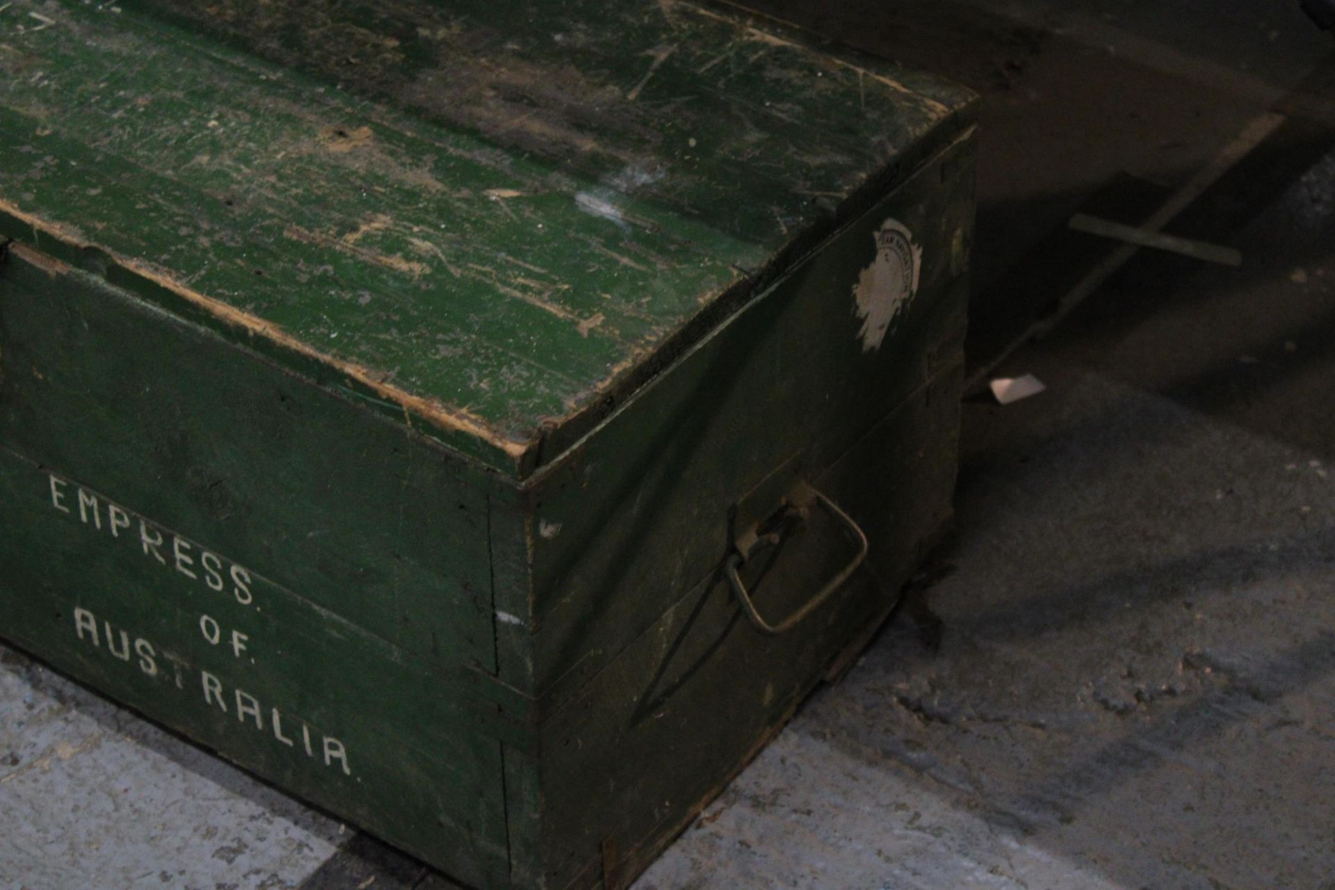 A WOODEN MILITARY TRAVEL TRUNK, 'EMPRESS OF AUSTRALIA', HEIGHT 36 CM, LENGTH 80 CM, DEPTH 44 CM - Image 2 of 3