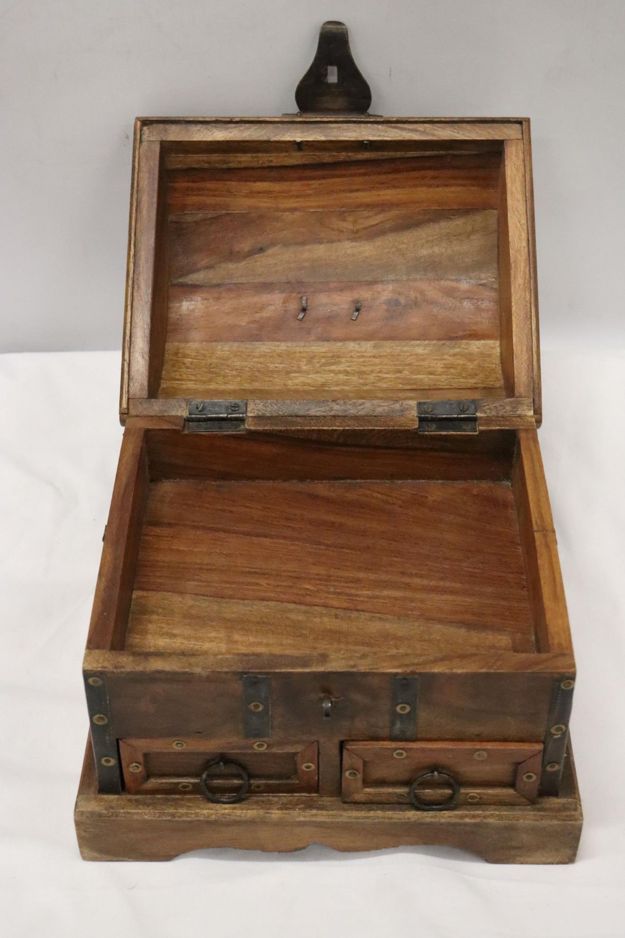 A VINTAGE SMALL DOMED WOODEN CHEST WITH METAL BANDING AND TWO DRAWERS, HEIGHT 21CM, LENGTH 26CM, - Image 3 of 6