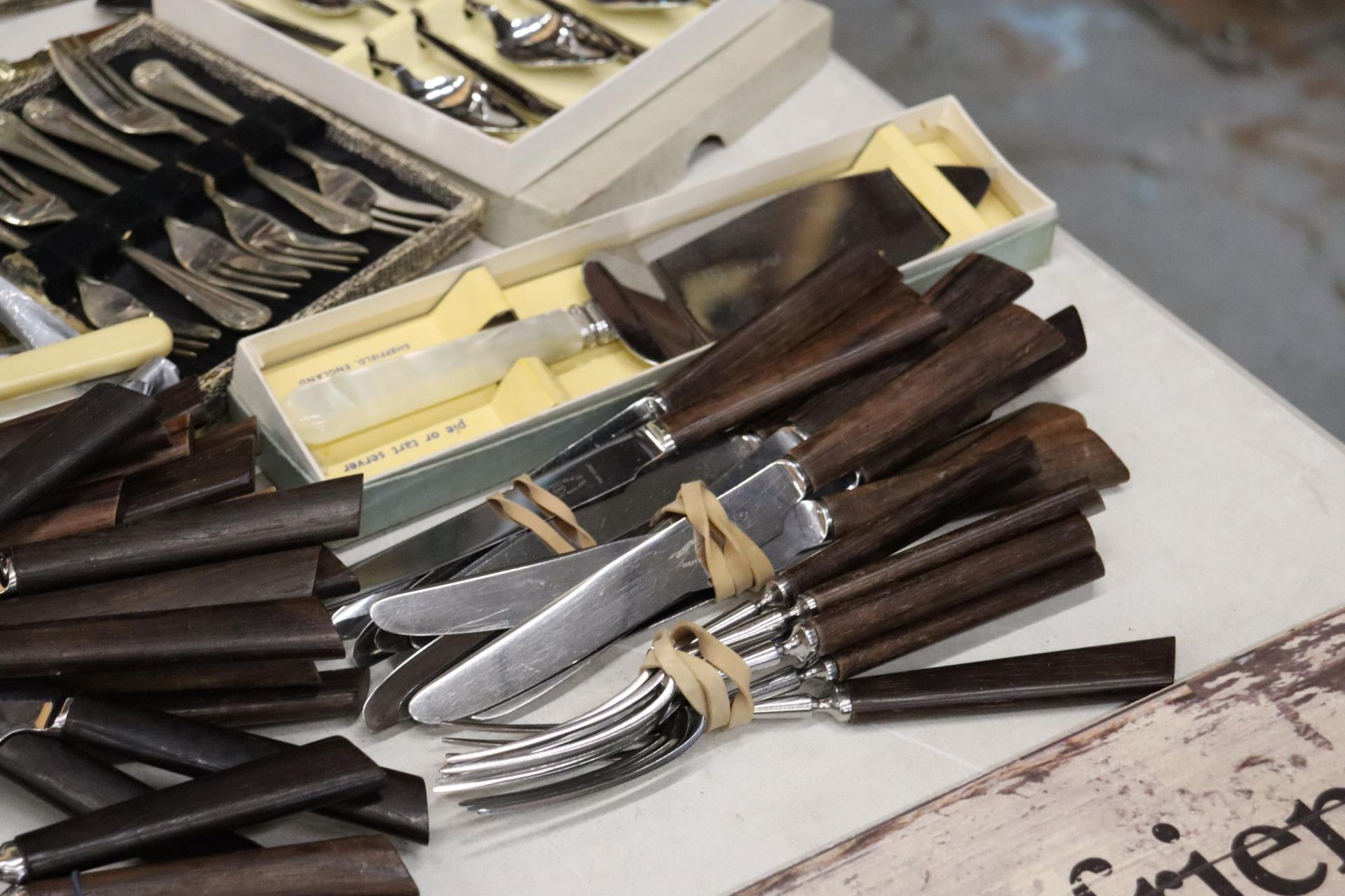 A LARGE QUANTITY OF BOXED AND UNBOXED FLATWARE TO INCLUDE A LADEL, CAKE SLICES, ETC - Bild 12 aus 13