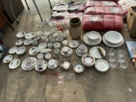 A LARGE ASSORTMENT OF CERAMICS AND GLASS WARE TO INCLUDE BOWLS, PLATES AND CUPS AND SAUCERS ETC