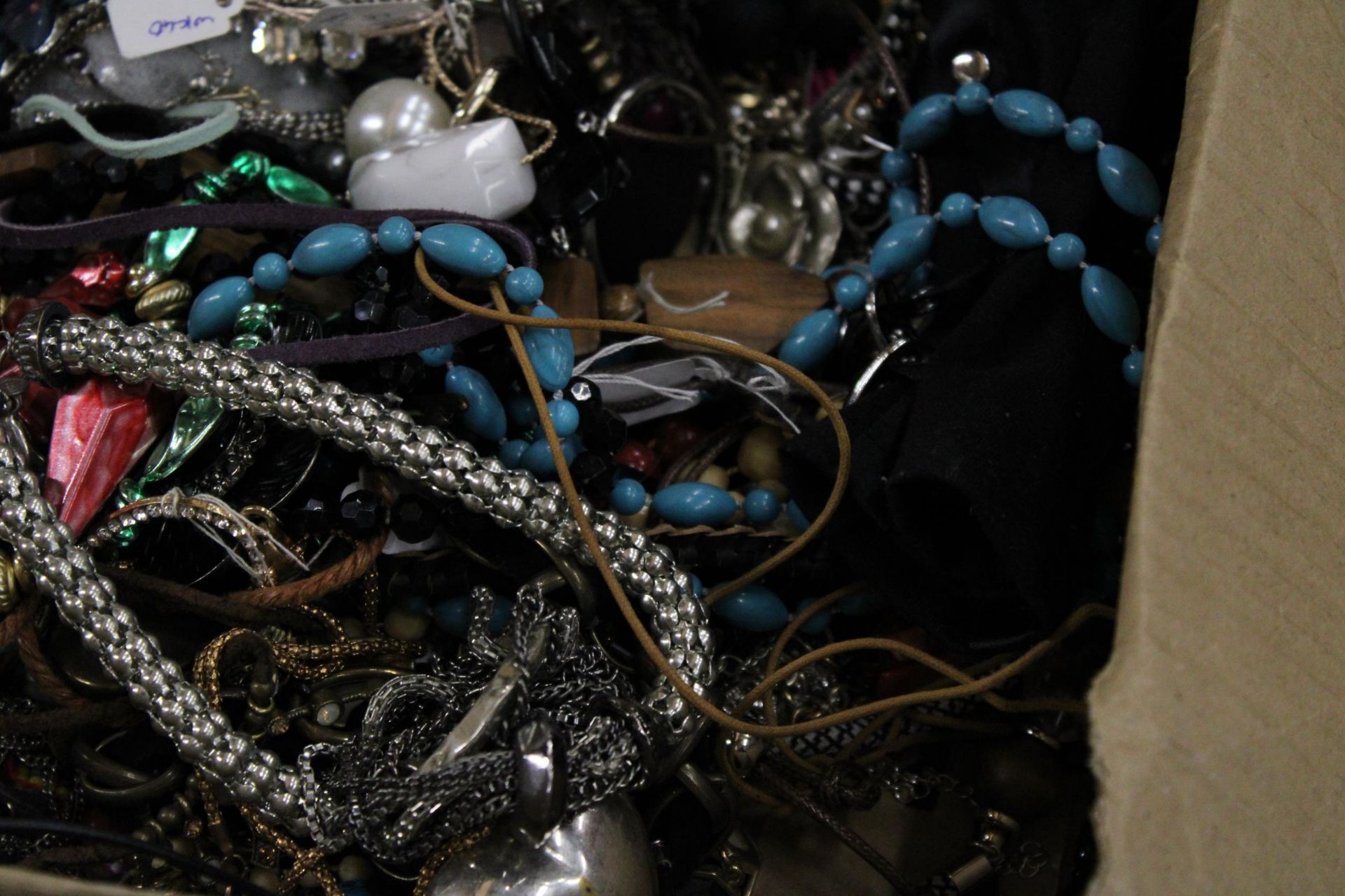 A QUANTITY OF COSTUME JEWELLERY TO INCLUDE NECKLACES, ETC - Image 4 of 6