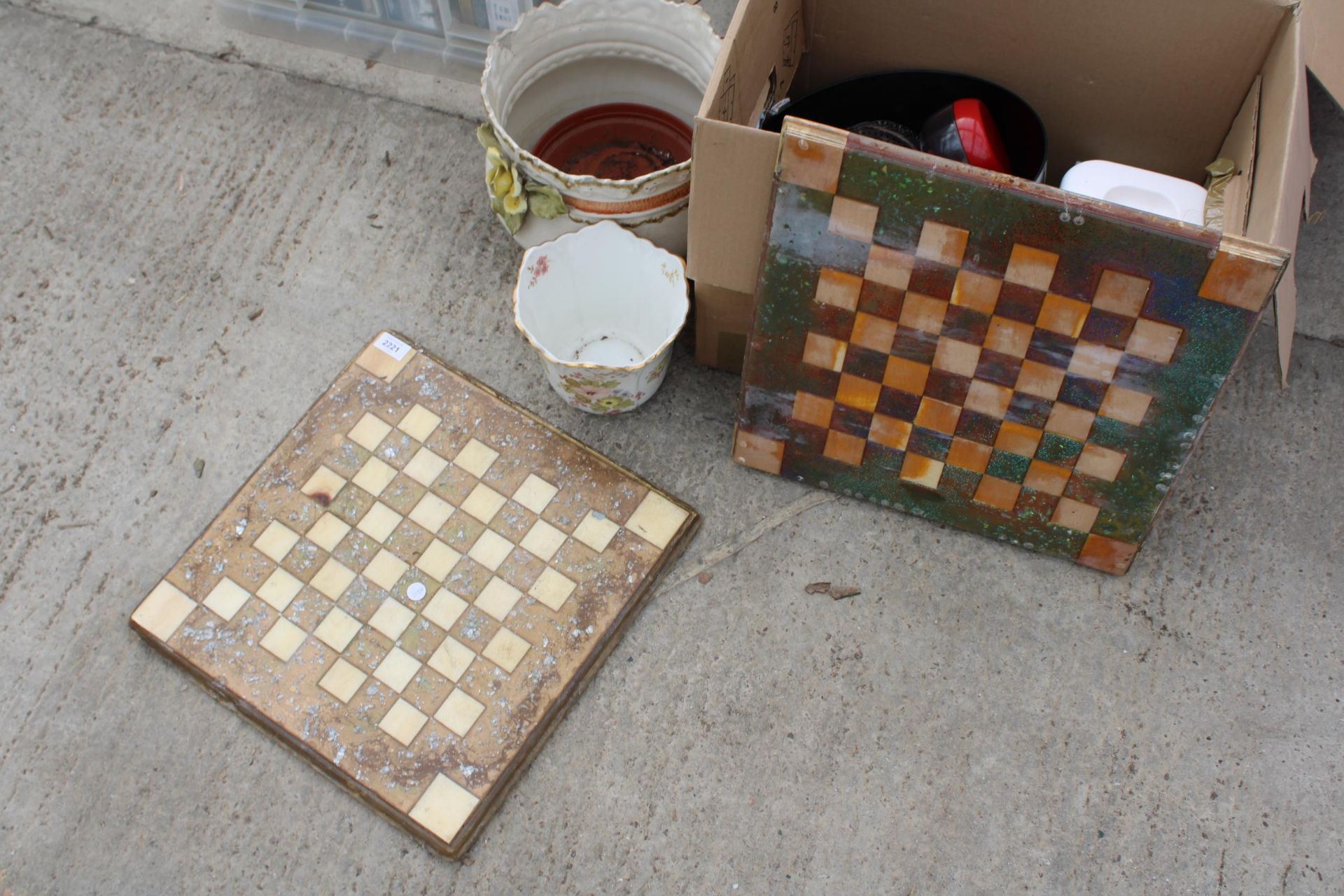 A COLLECTION OF HOUSEHOLD ITEMS TO INCLUDE TWO CHESS BOARDS, PLANTERS, ETC - Image 5 of 5