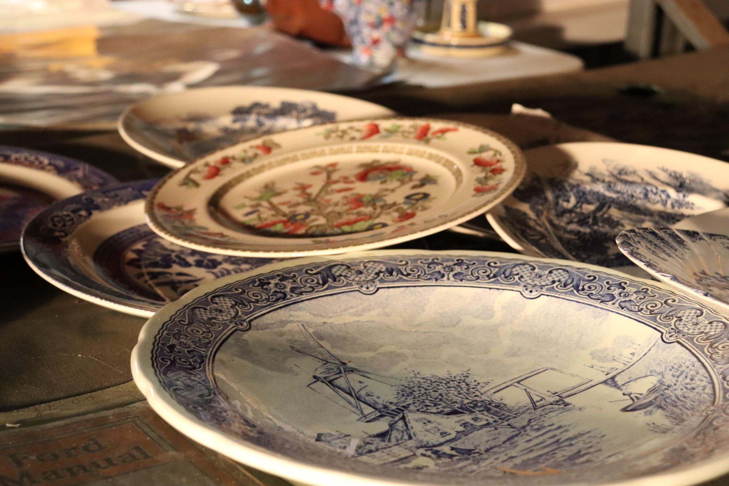 A COLELCTION OF BLUE AND WHITE PLATES TO INCLUDE WEDGWOOD, WILLOW PATTERN, ETC - Image 12 of 12