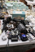 A COLLECTION OF VINTAGE CAMERAS AND ACCESSORIES TO INCLUDE AN ILFORD SPORTSMASTER, ILFORD SPORTSMAN,