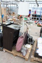 AN ASSORTMENT OF HOUSEHOLD CLEARANCE ITEMS