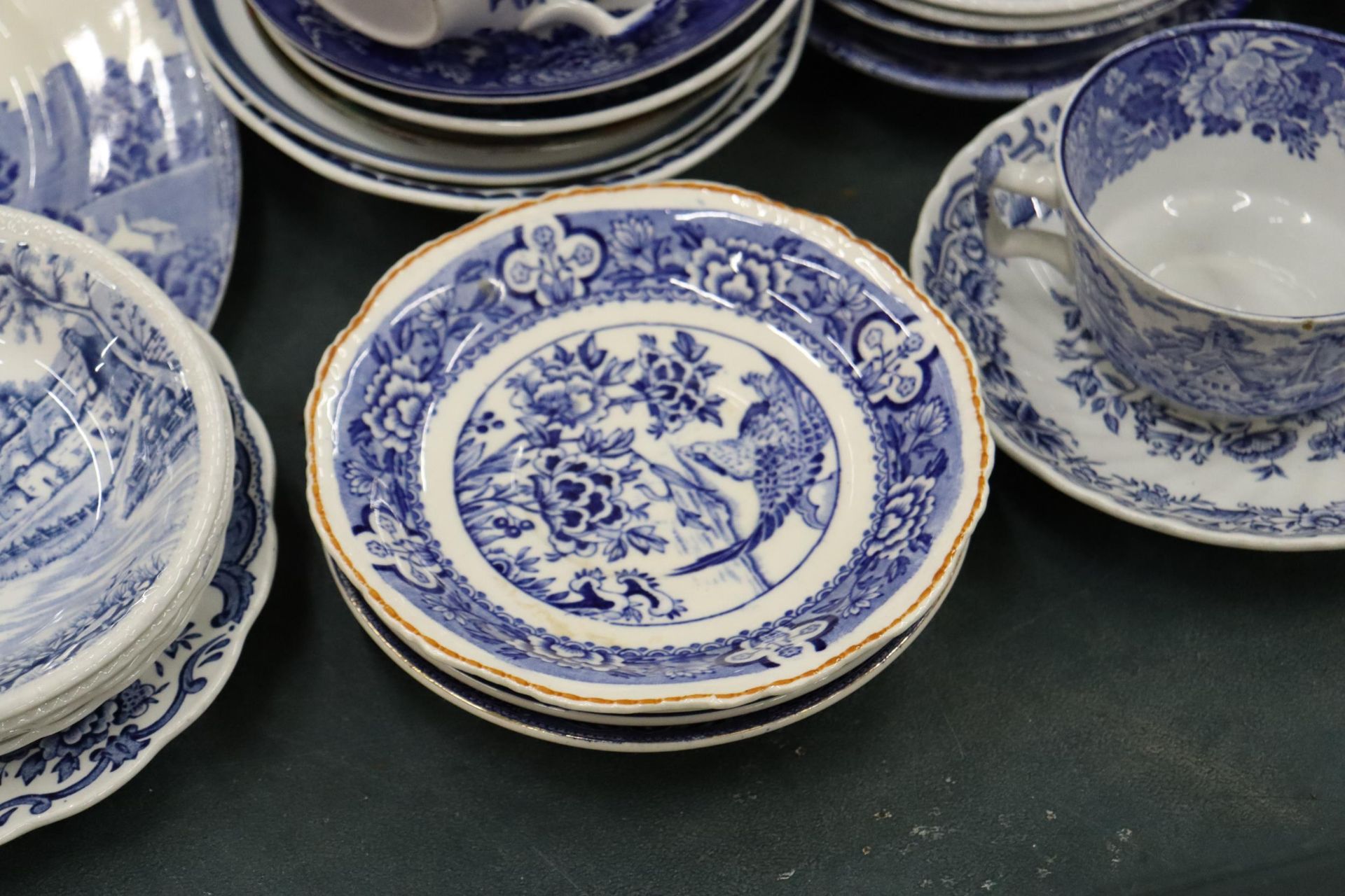 A LARGE QUANTITY OF OF WOODS AND BURLEIGH WARE BLUE AND WHITE CERAMICS TO INCLUDE WILLOW PATTERN, - Bild 5 aus 15
