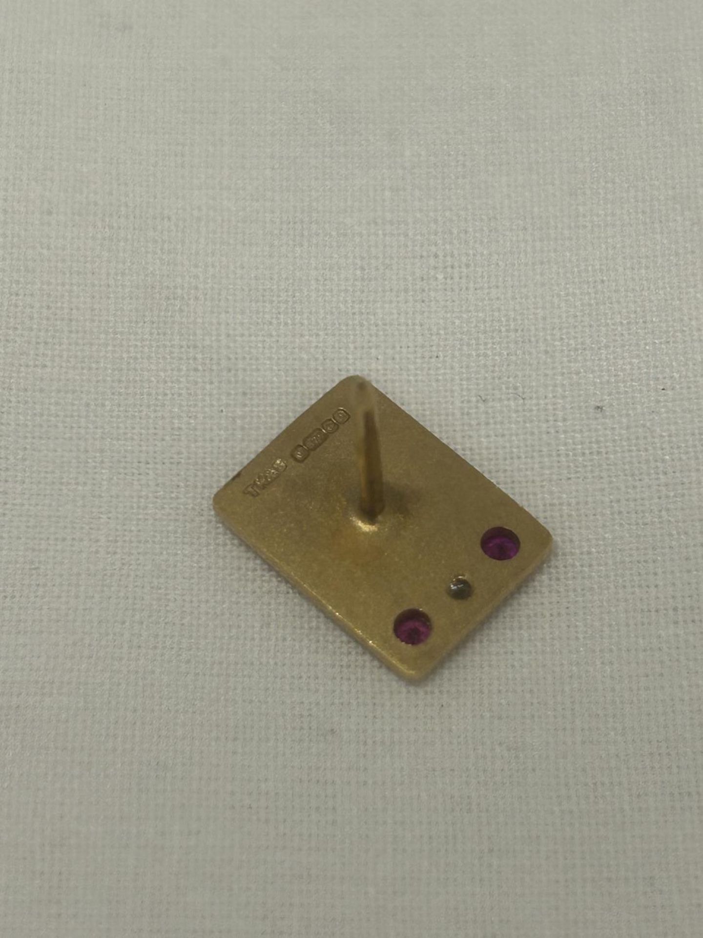 A HALLMARKED 9CT GOLD DIAMOND AND RUBY 'FODEN' PIN BADGE GROSS WEIGHT 4.84G - Image 2 of 4