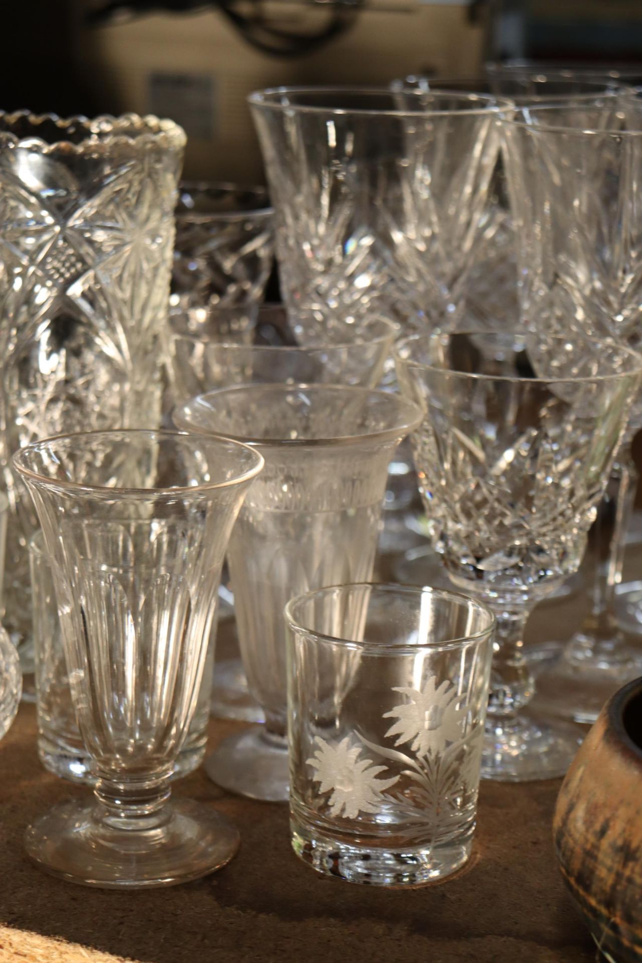 A QUANTITY OF GLASSES TO INCLUDE WINE GLASSES, VASES, BOWLS, ETC - Image 12 of 12