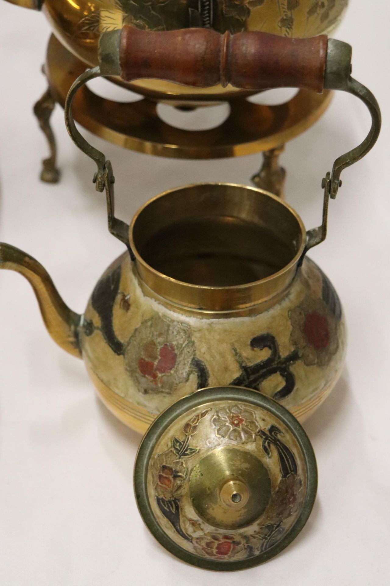 TWO BRASS KETTLES, A CLOISONNE KETTLE AND A TRIVET - Image 8 of 8