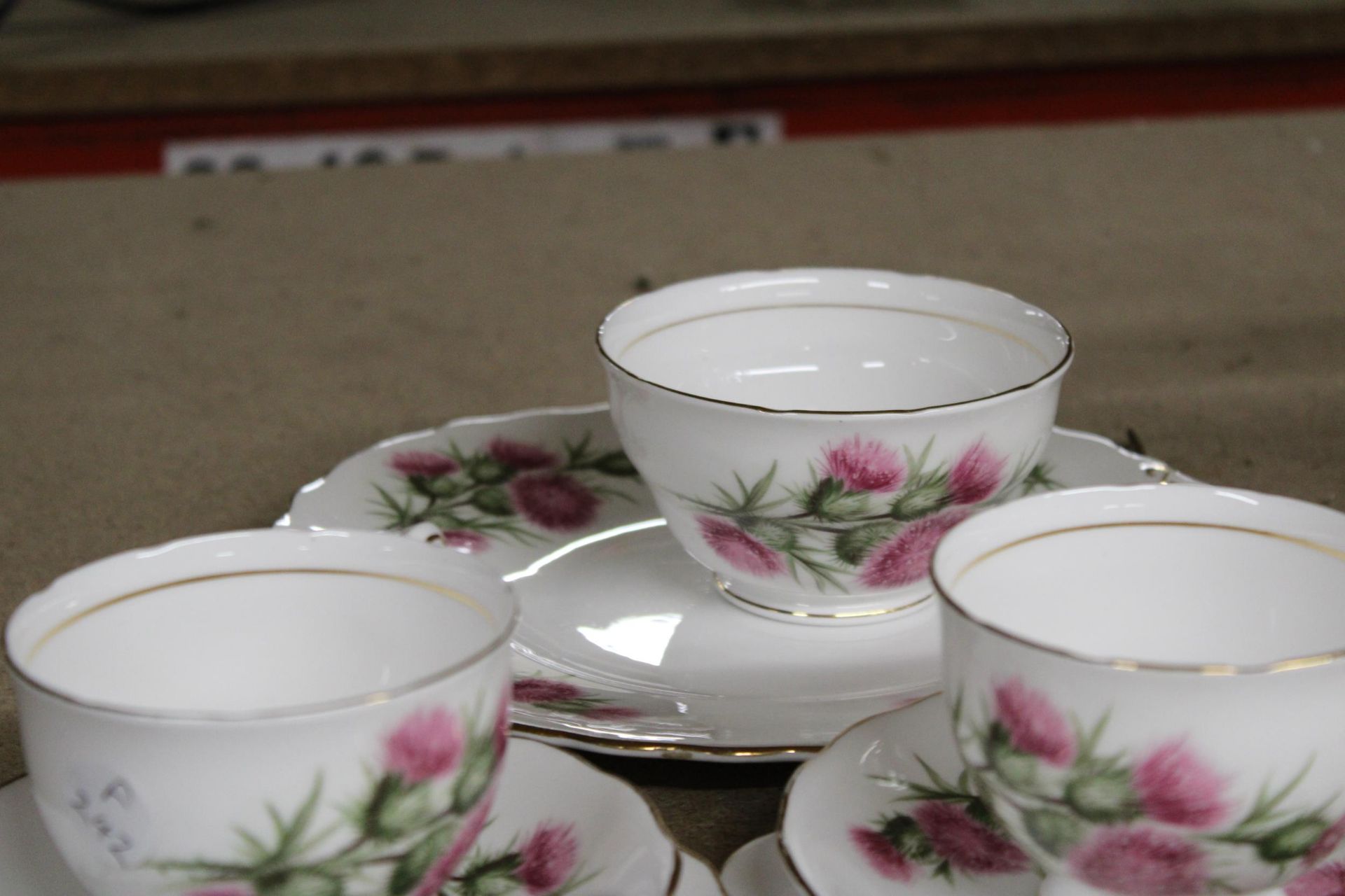 A COLCLOUGH ROSE PATTERNED PART CHINA TEASET, TO INCLUDE A CAKE PLATE, SUGAR BOWL, CUPS, SAUCERS AND - Bild 5 aus 5