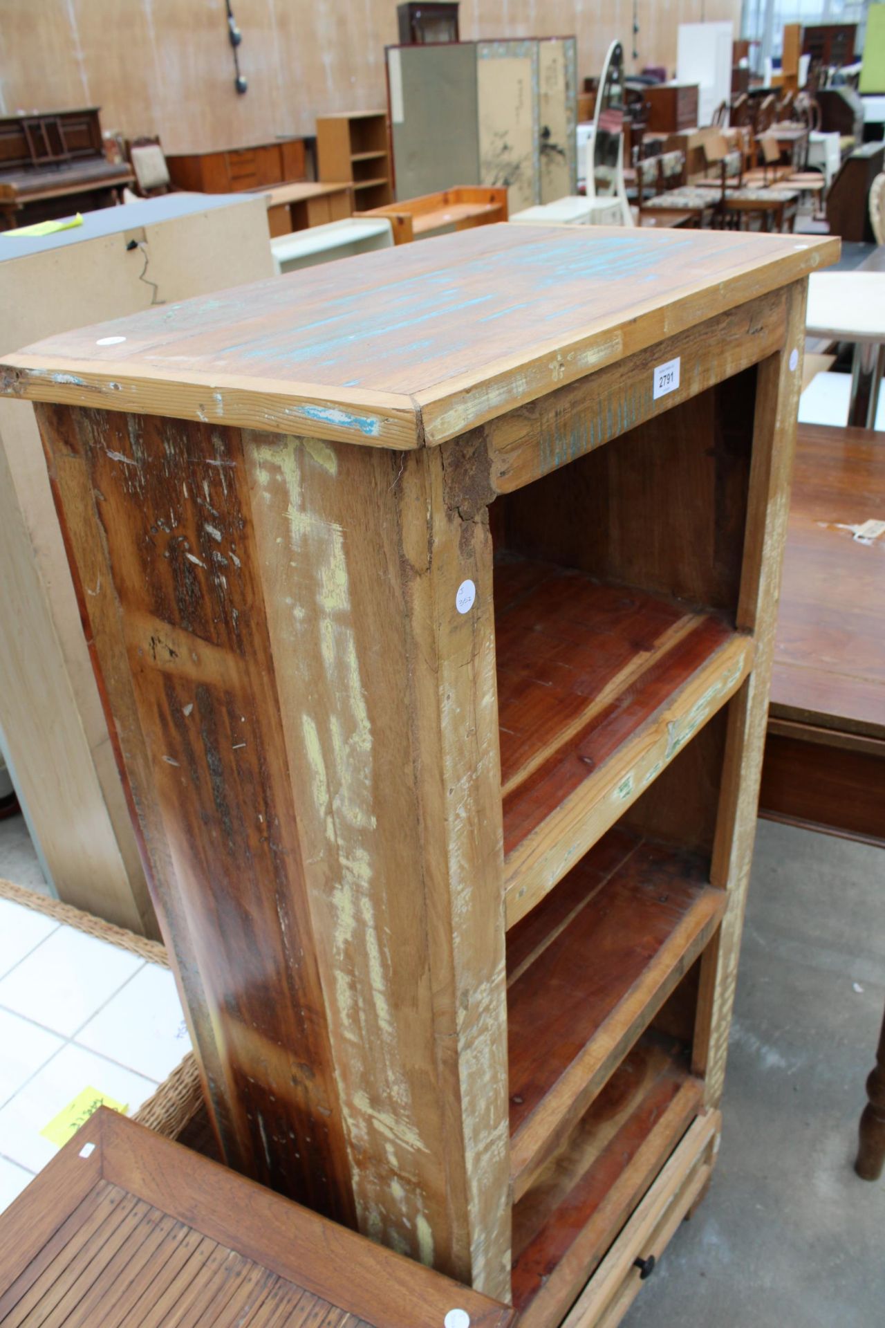 A MODERN HARDWOOD THREE TIER OPEN DISPLAY SHELF UNIT WITH DRAWER TO BASE - Bild 2 aus 3