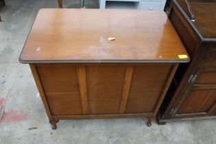 A MID 20TH CENTURY OAK BLANKET CHEST ON CABRIOLE LEGS 35" WIDE