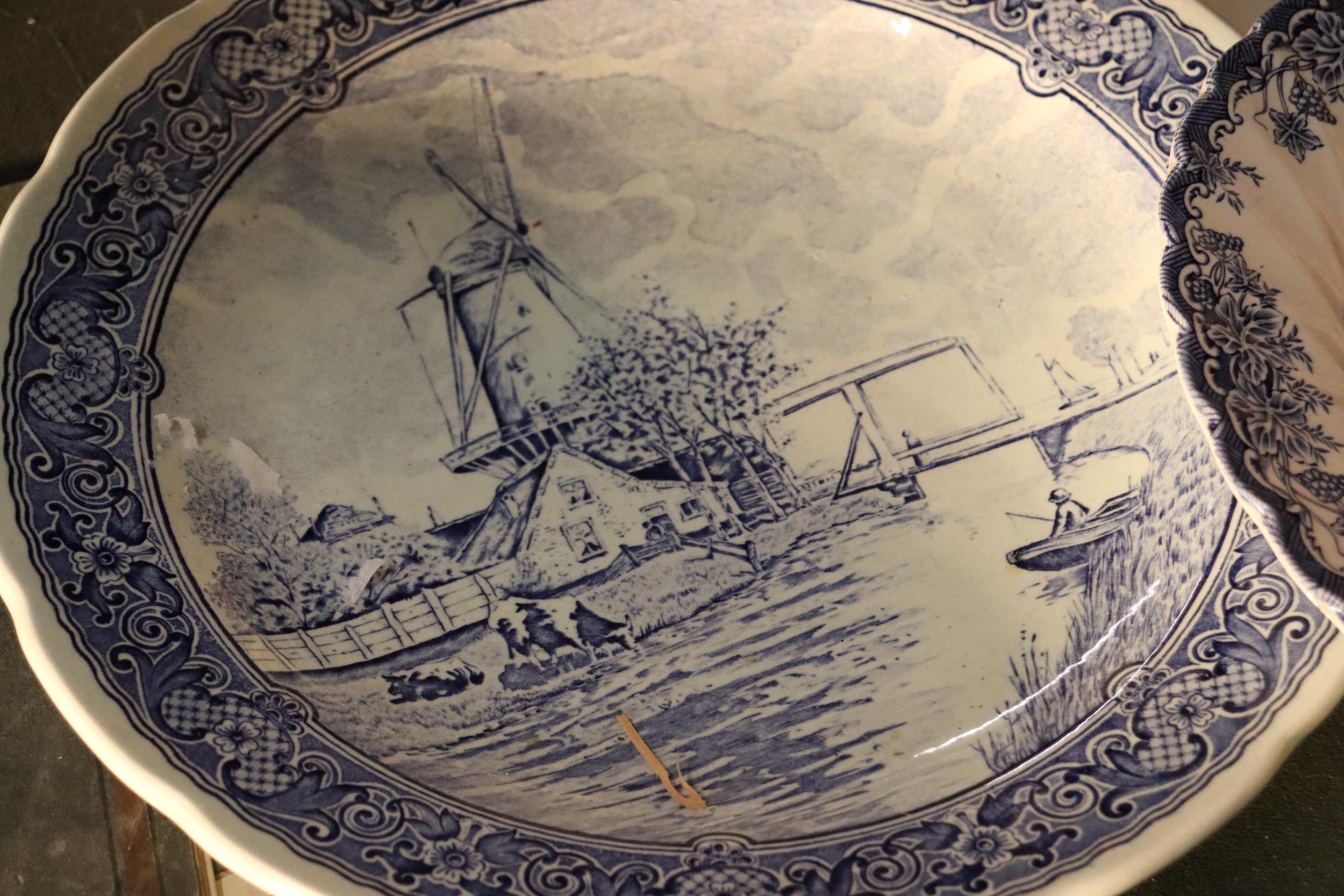 A COLELCTION OF BLUE AND WHITE PLATES TO INCLUDE WEDGWOOD, WILLOW PATTERN, ETC - Image 2 of 12