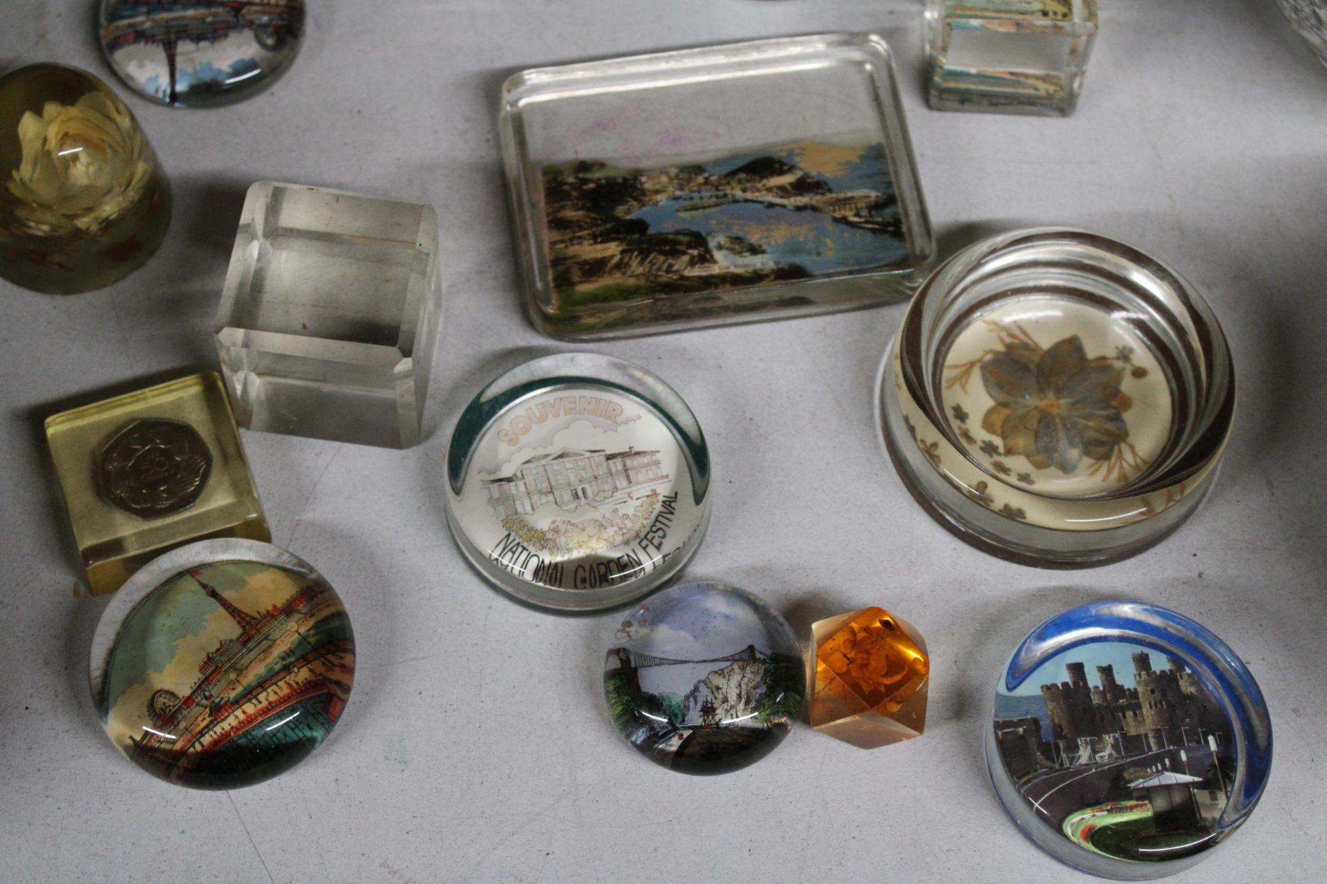 TWENTY ONE COLLECTABLE PAPER WEIGHTS TO INCLUDE BLACKPOOL SCENES ETC - Image 2 of 6