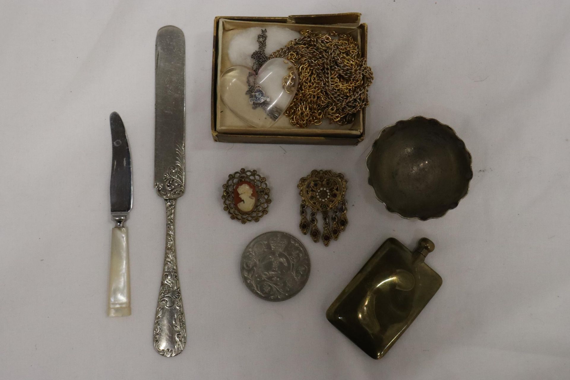 A QUANTITY OF YELLOW METAL CHAINS, A HEART PENDANT, TWO BROOCHES, TWO VINTAGE KNIVES, ETC - Image 2 of 7