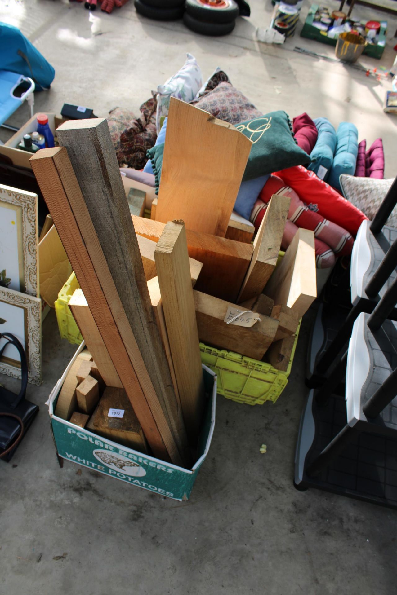 A LARGE ASSORTMENT OF LATHE TURNING WOOD - Image 2 of 2