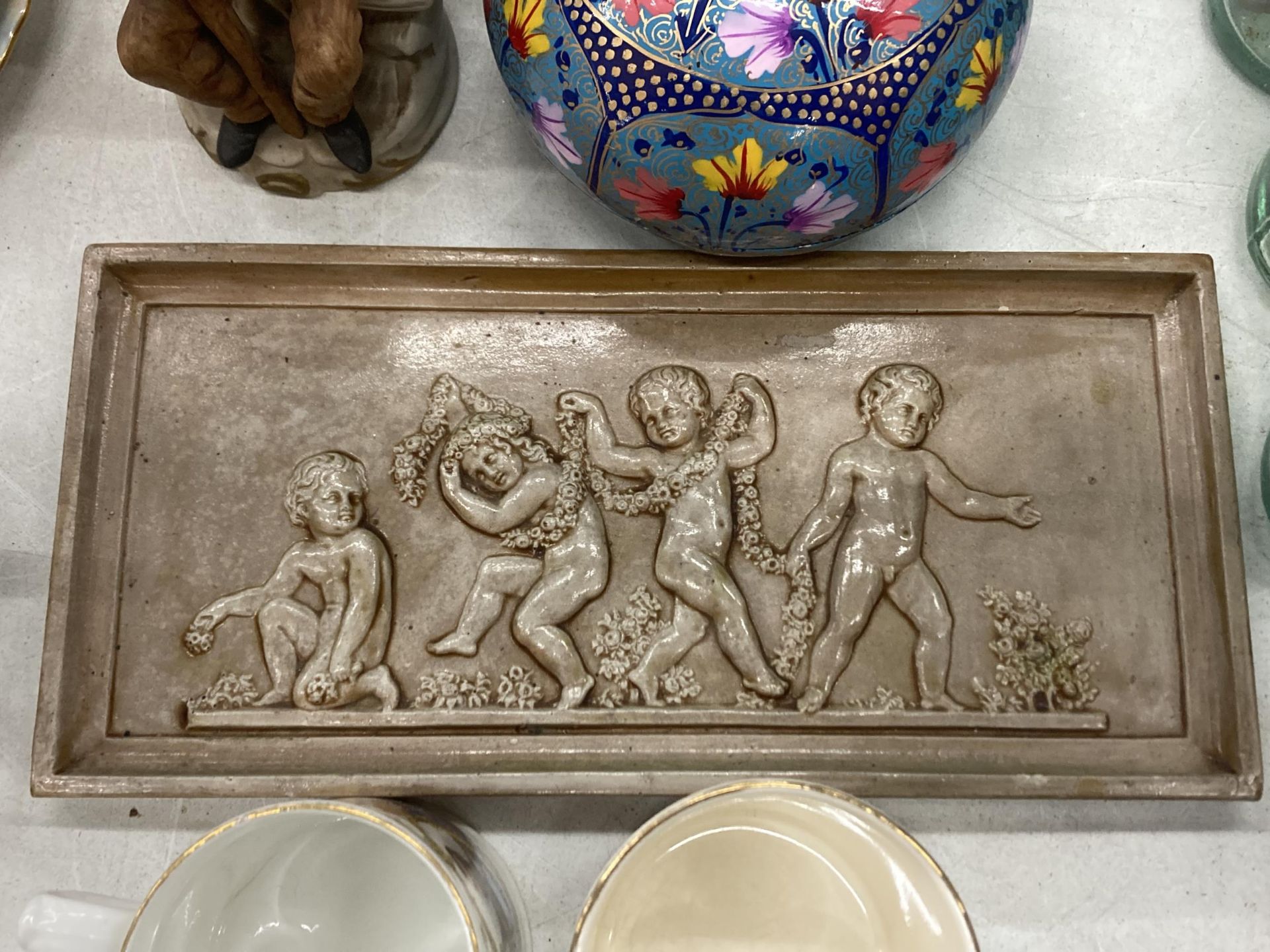 A CERAMIC LOT TO INCLUDE A WALL PLAQUE WITH CHERUBS, OVAL CLOISONNE STYLE TRINKET BOXES, - Image 4 of 5