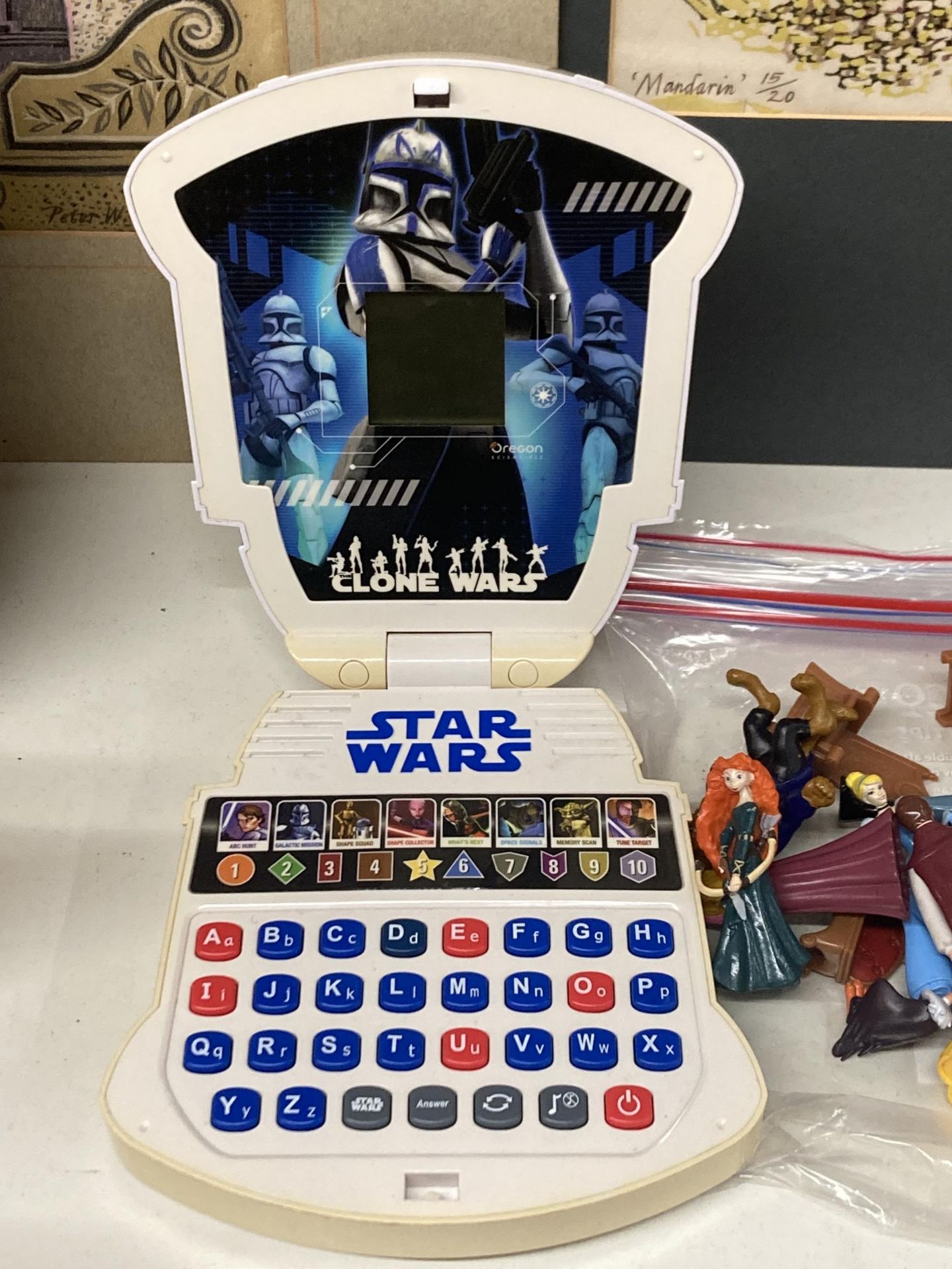 VARIOUS FIGURES TO INCLUDE A STAR WARS, THE CLONE WARS, CAPTAIN REX COMPUTER, PLUS A COLLECTION OF - Image 2 of 3