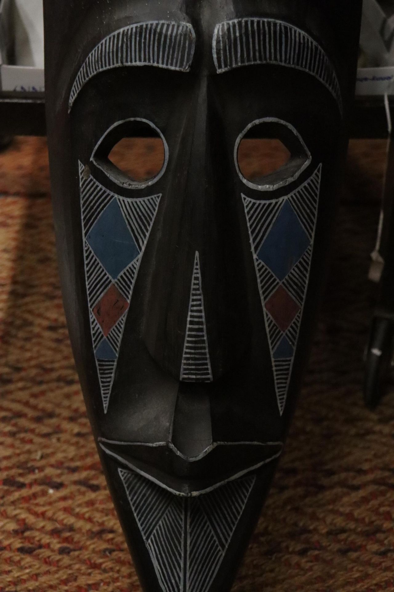 A LARGE AFRICAN ETHNIC WOODEN MASK, LENGTH 1 METRE - Image 2 of 5