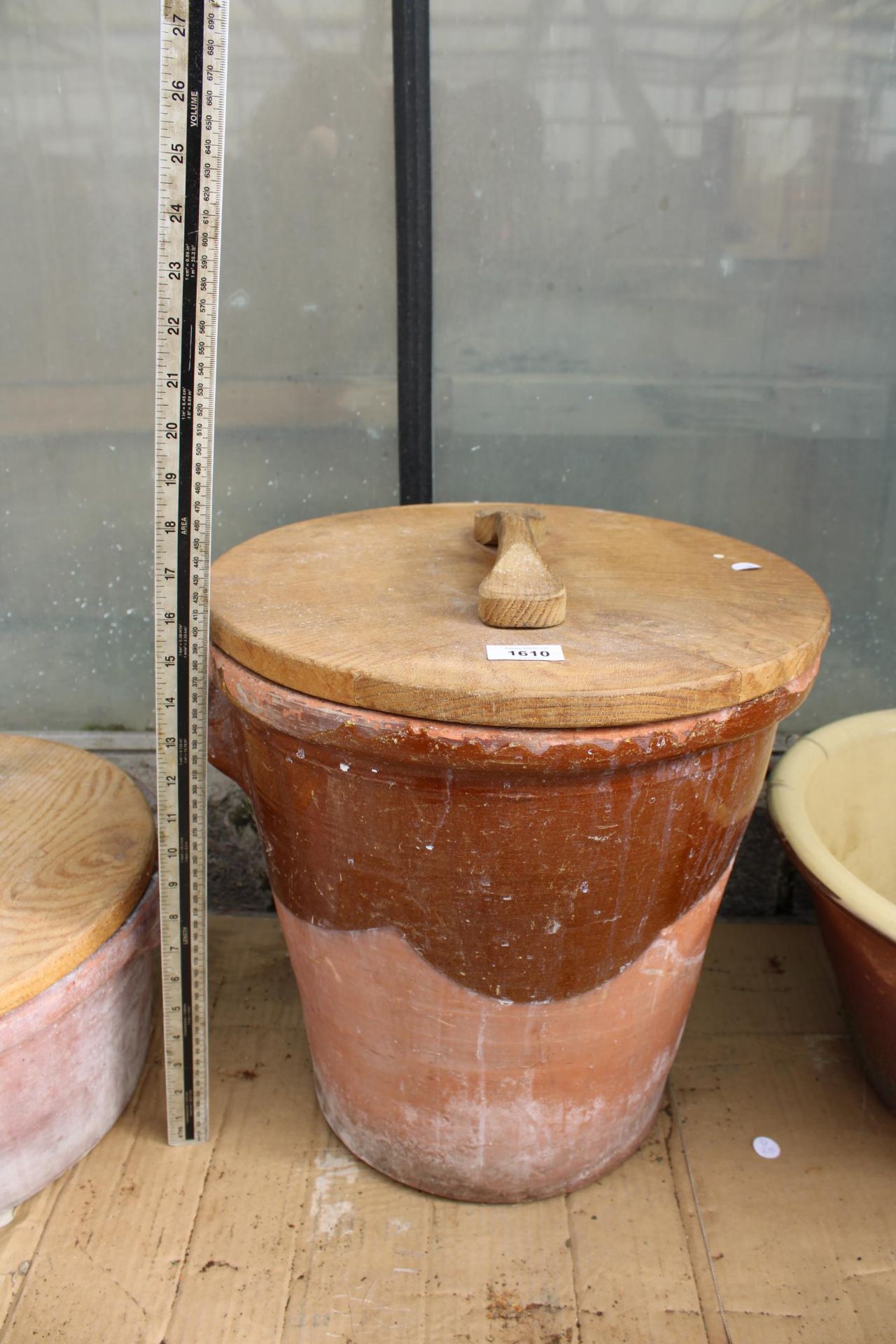 A LIDDED AND GLAZED TERRACOTTA STORAGE POT