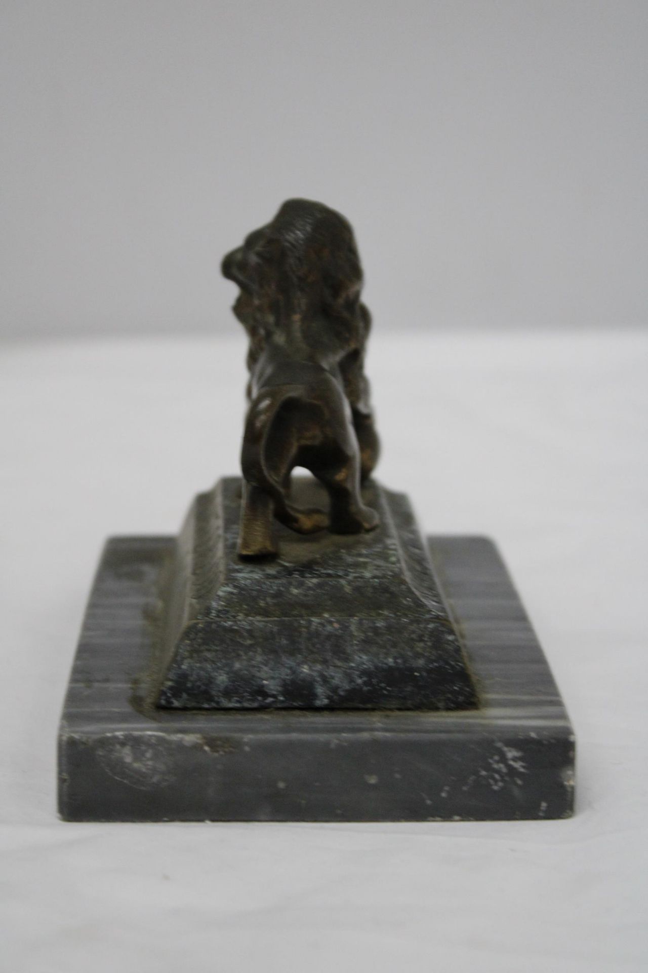 A VINTAGE MODEL OF A BRASS LION ON A MARBLE PLINTH WITH THE INSCRIPTION, 'WATERLOO', HEIGHT 10CM, - Image 4 of 5