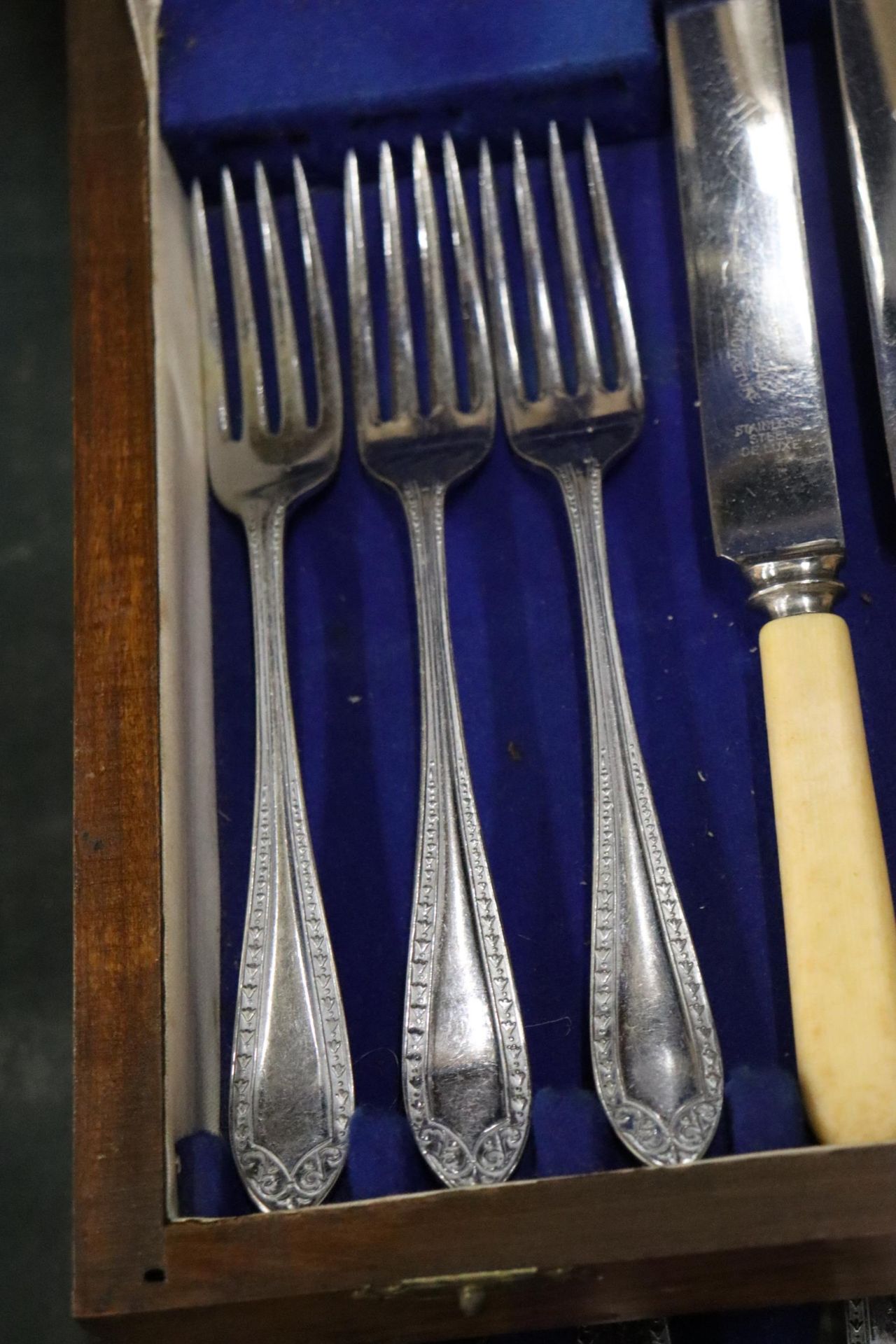 A VINTAGE CANTEEN OF CUTLERY IN A MAHOGANY CASE WITH BOTTOM DRAWER - Image 7 of 12
